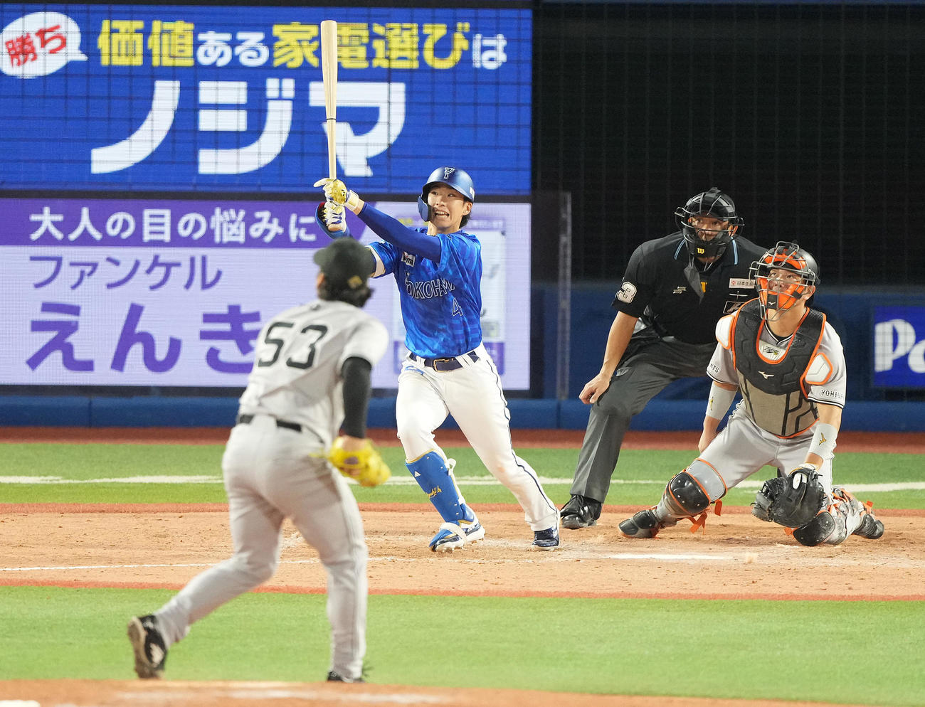 DeNA対巨人　8回裏DeNA2死満塁、右越え満塁本塁打を放つ度会。投手高梨（撮影・鈴木みどり）