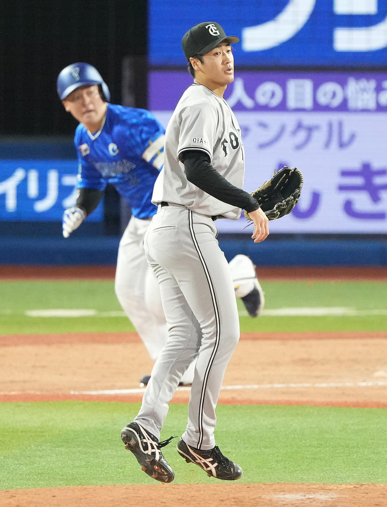 DeNA対巨人　8回裏DeNA1死二塁、牧に左適時二塁打を浴びる西舘（撮影・鈴木みどり）