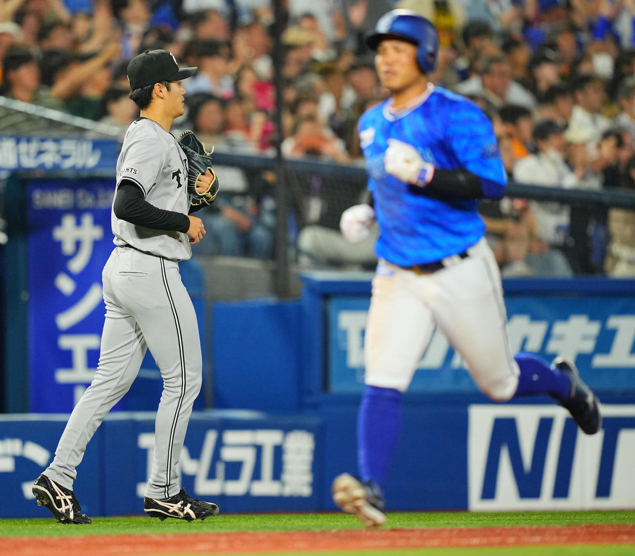 DeNA対巨人　8回裏DeNA1死二塁、佐野に適時打を許す西舘（撮影・垰建太）