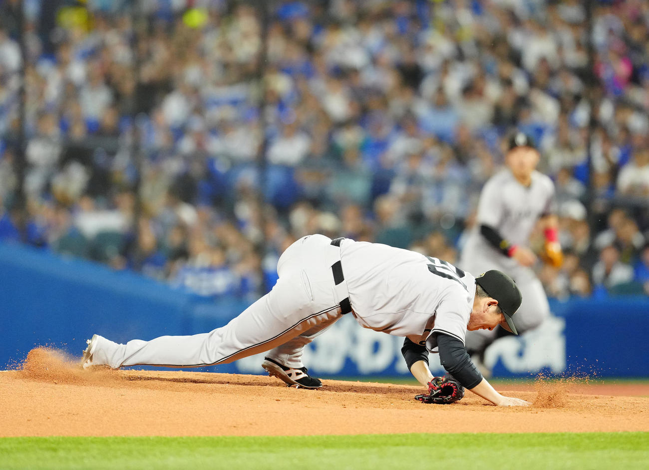 DeNA対巨人　4回裏DeNA無死、三ゴロとなった宮崎の打球が足に当たり大勢を崩す戸郷（撮影・江口和貴）