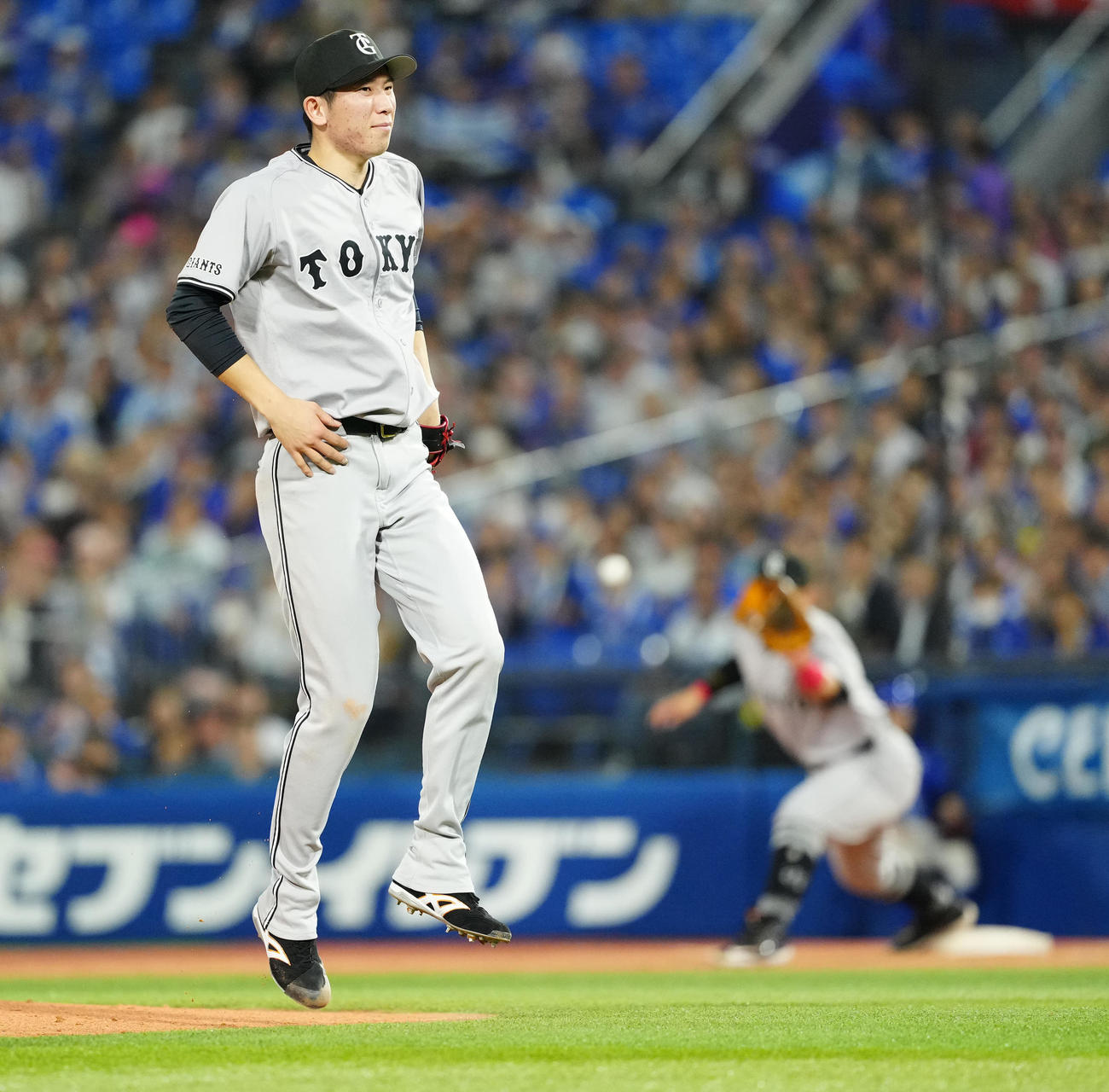 DeNA対巨人　4回裏DeNA無死、三ゴロとなった宮崎の打球が足に当たり厳しい表情の戸郷（撮影・江口和貴）
