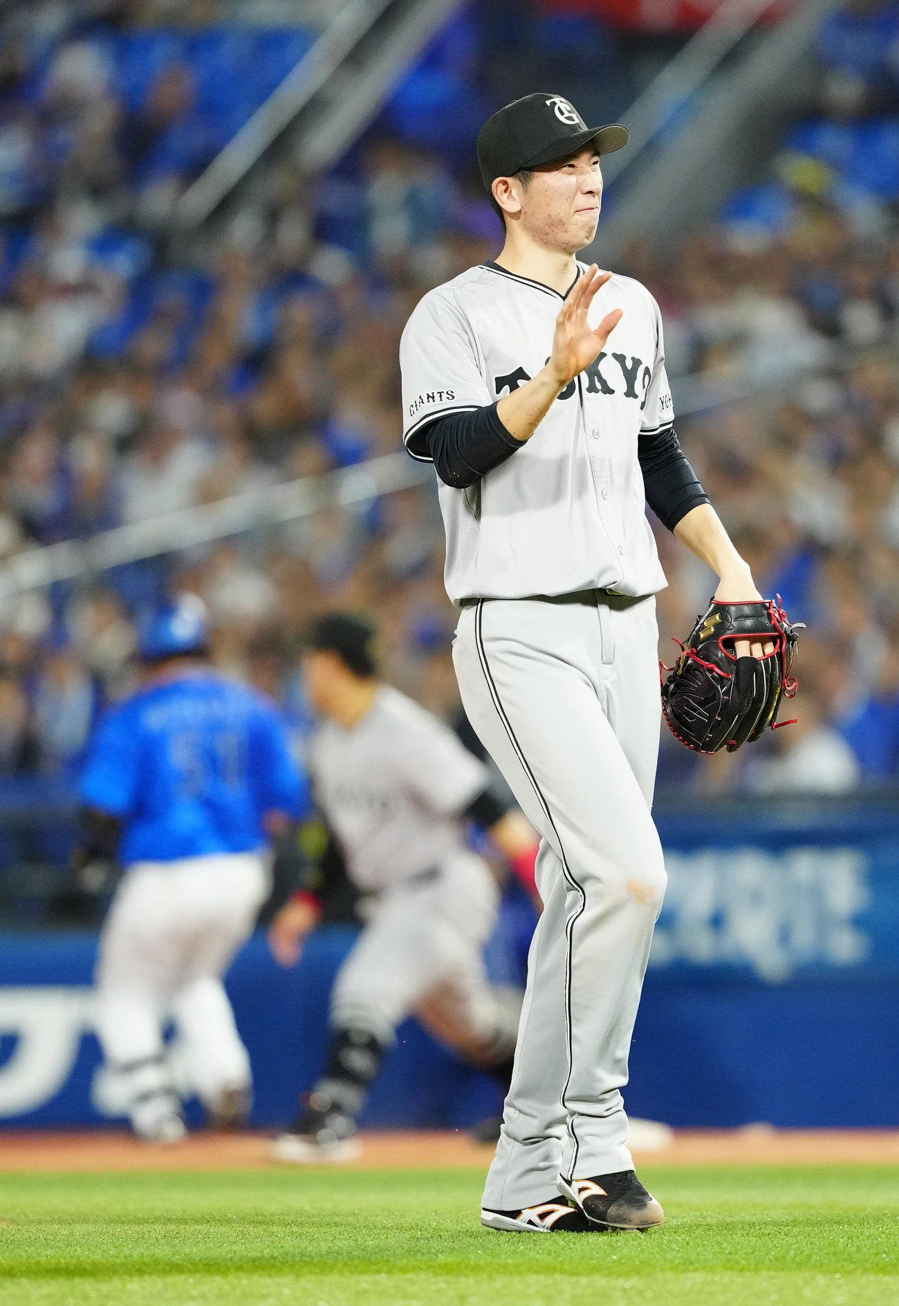 DeNA対巨人　4回裏DeNA無死、三ゴロとなった宮崎の打球が足に当たり厳しい表情の戸郷（撮影・江口和貴）
