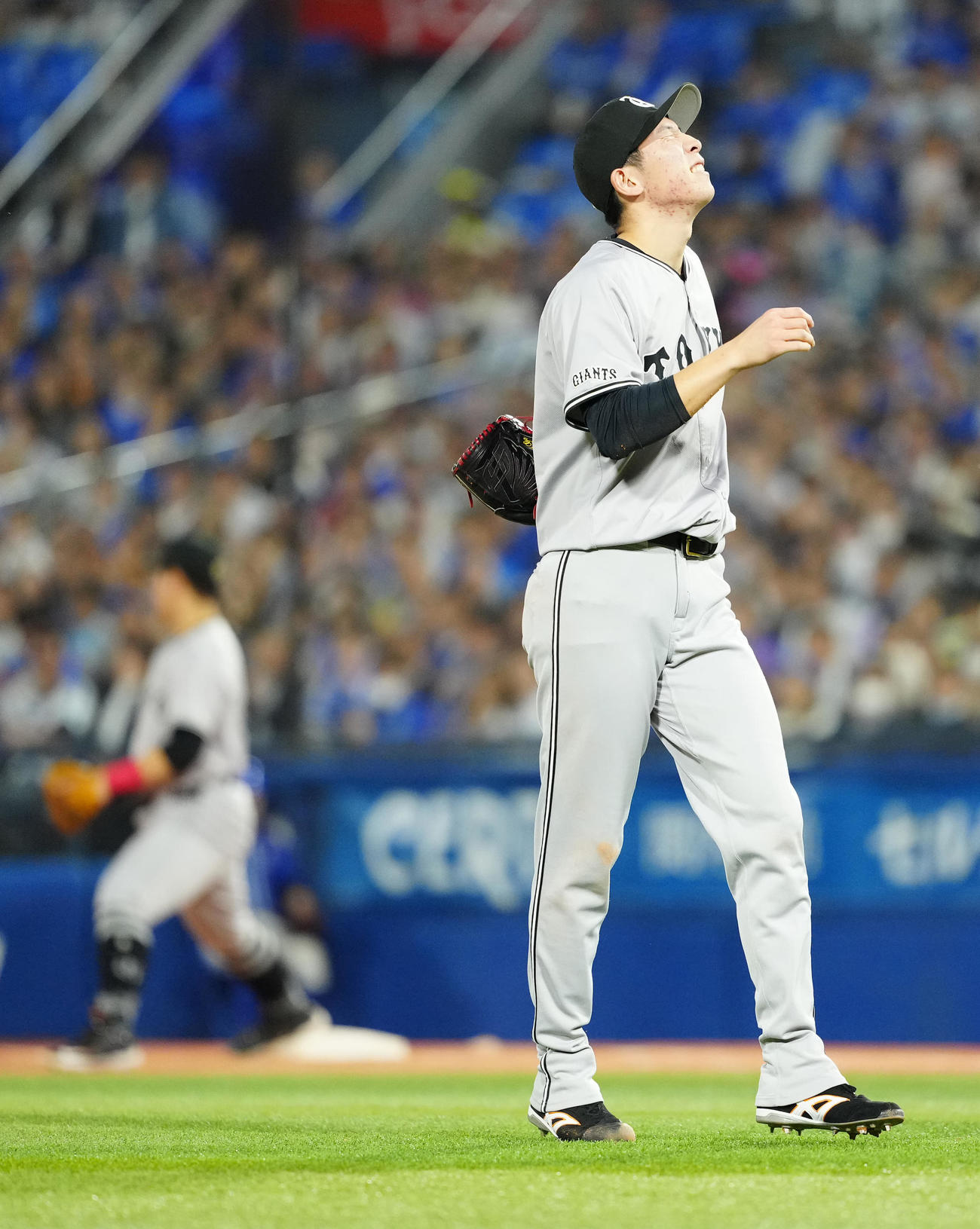 DeNA対巨人　4回裏DeNA無死、三ゴロとなった宮崎の打球が足に当たり厳しい表情の戸郷（撮影・江口和貴）