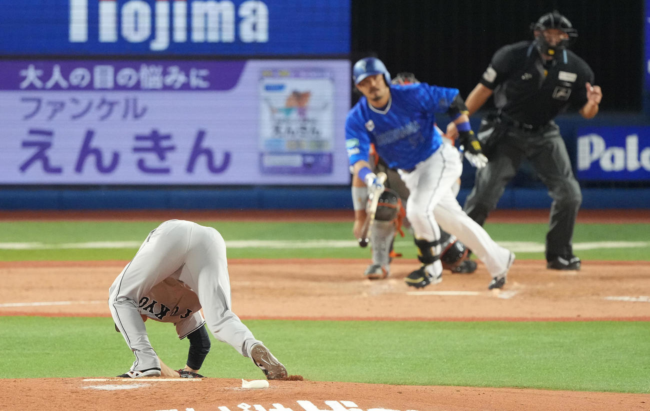 DeNA対巨人　4回裏DeNA無死、宮崎の打球が当たり、倒れ込む戸郷（撮影・鈴木みどり）