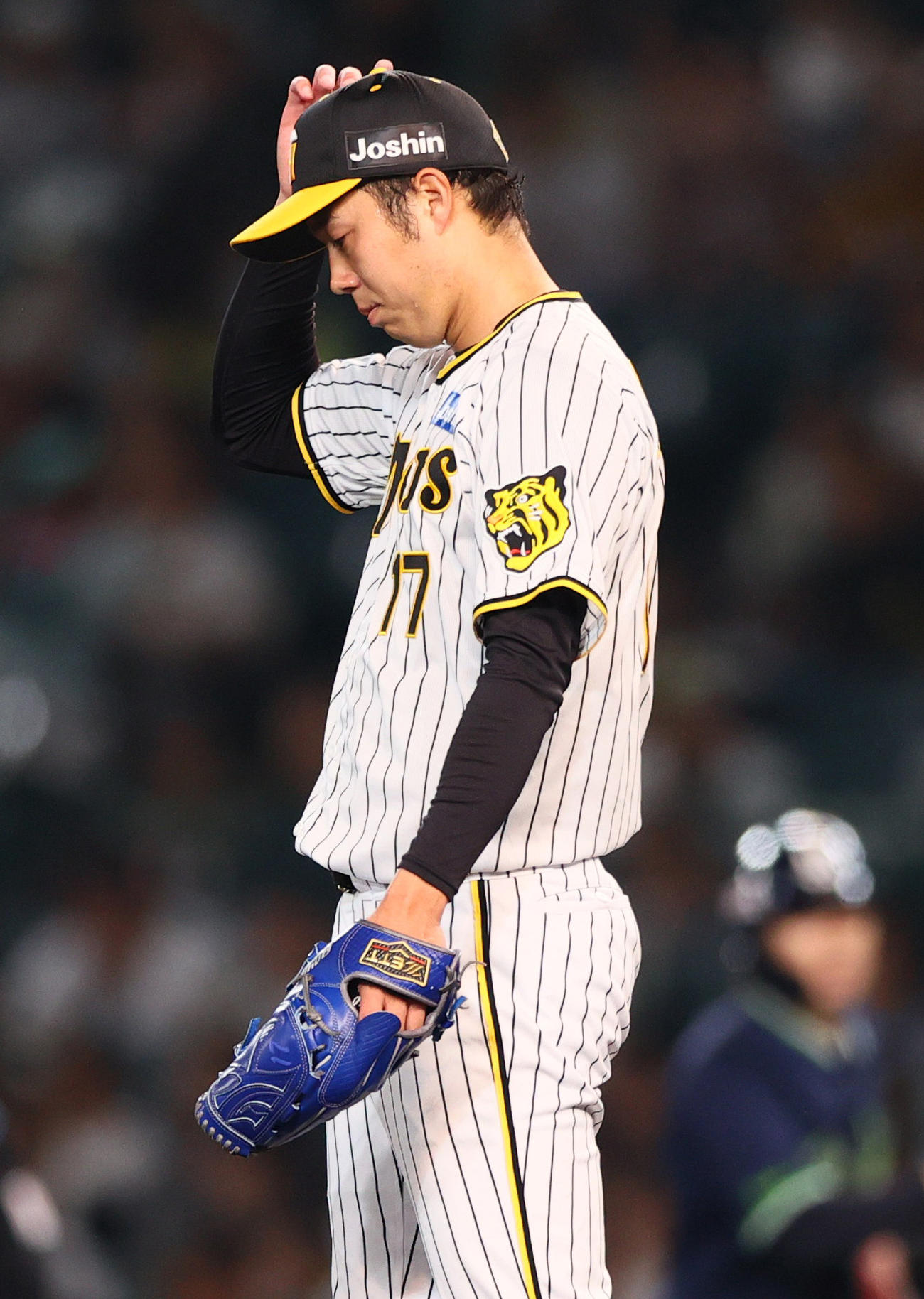 阪神対ヤクルト　4回表、阪神先発の青柳は渋い表情を見せる（撮影・上山淳一）