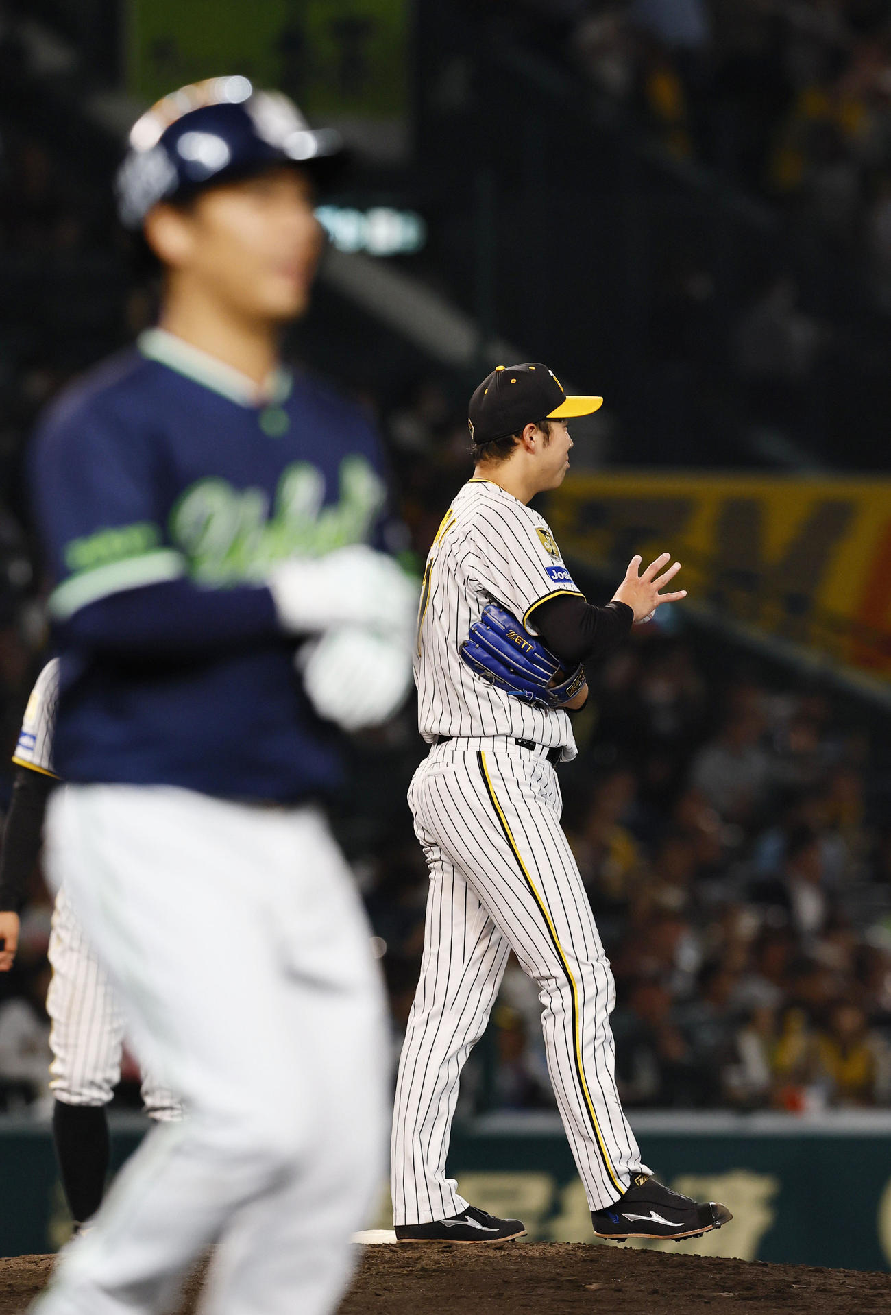 阪神対ヤクルト　4回表ヤクルト無死満塁、小川（左）に押し出しの四球を与えた青柳（撮影・藤尾明華）