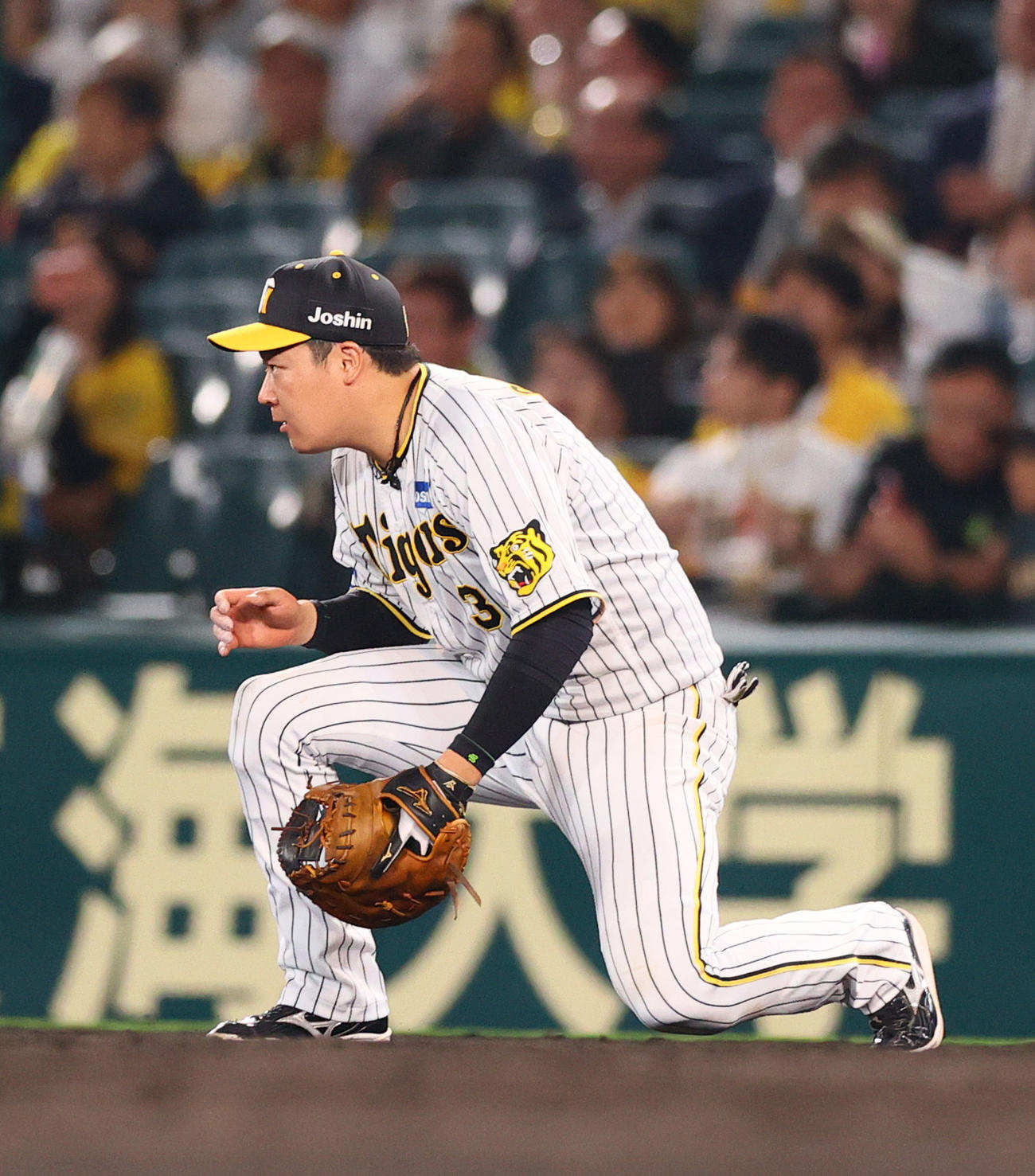 阪神対ヤクルト　6回表ヤクルト2死一、二塁、一塁手大山は村上の打球を後逸（撮影・上山淳一）