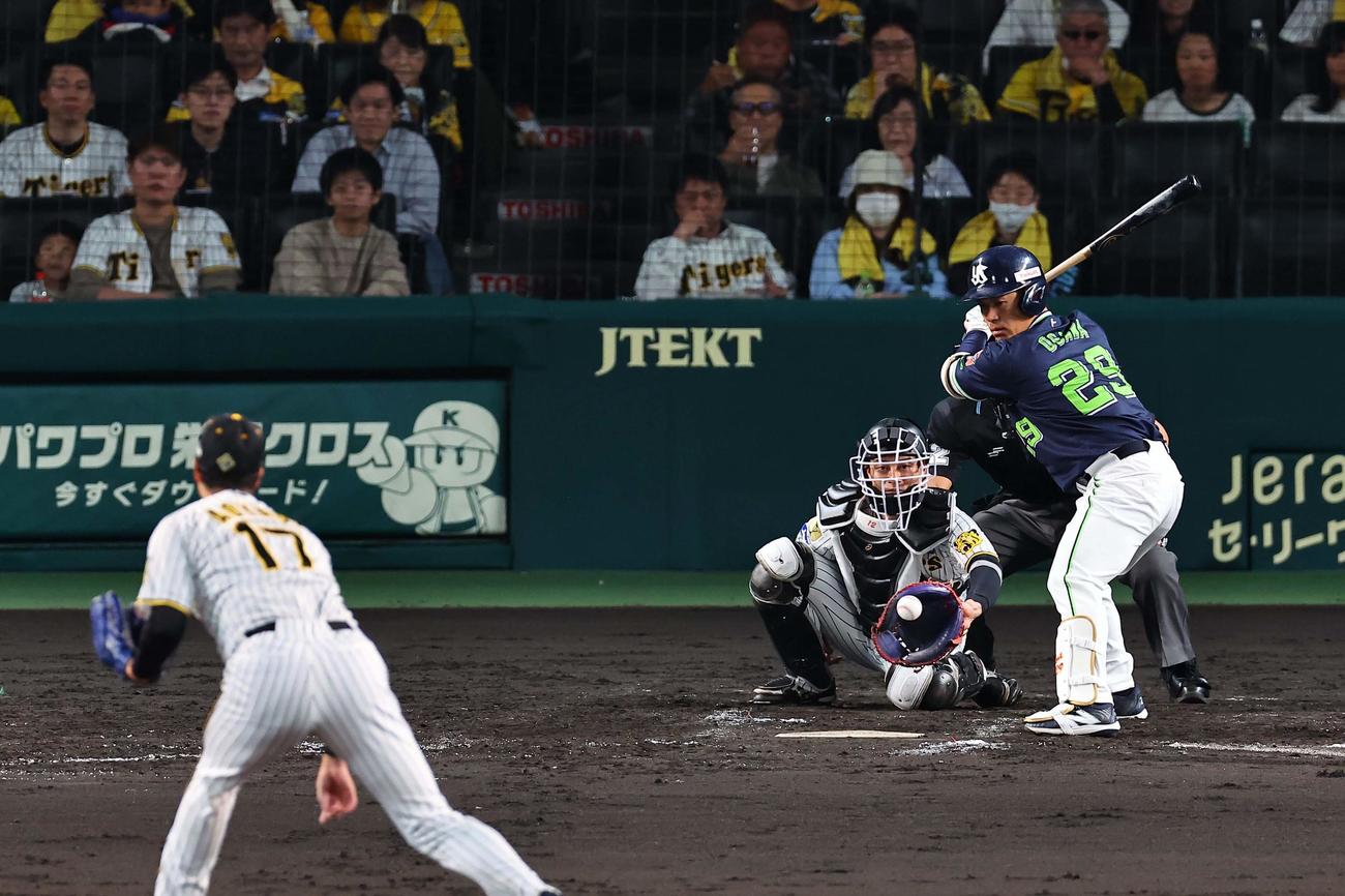 阪神対ヤクルト　4回表ヤクルト無死満塁、小川は押し出し四球を選ぶ。投手は青柳（撮影・上田博志）