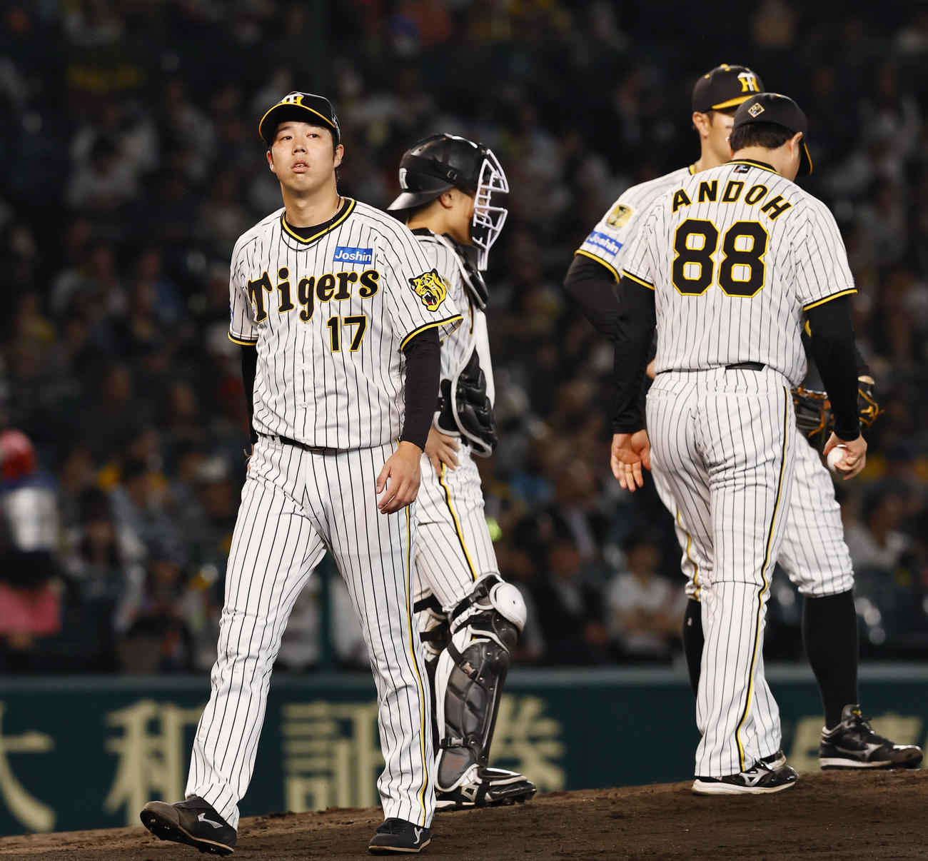 阪神対ヤクルト　4回途中、降板する阪神青柳（左）（撮影・藤尾明華）