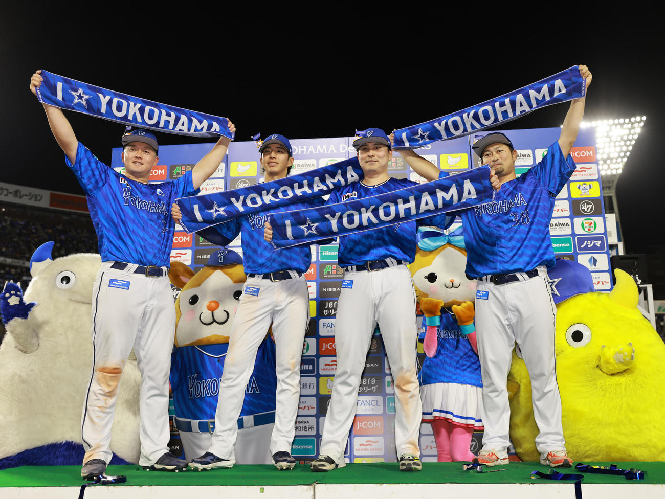 DeNA対巨人　巨人に勝利しお立ち台で写真に納まる、左からDeNA牧、度会、佐野、森唯（撮影・垰建太）