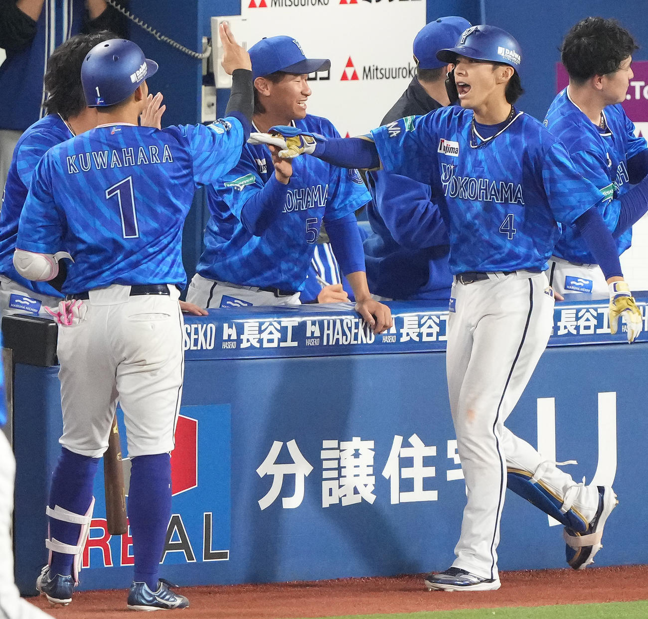 DeNA対巨人　8回裏DeNA2死満塁、右越え満塁本塁打を放った度会（右手前）はナインとハイタッチ（撮影・鈴木みどり）