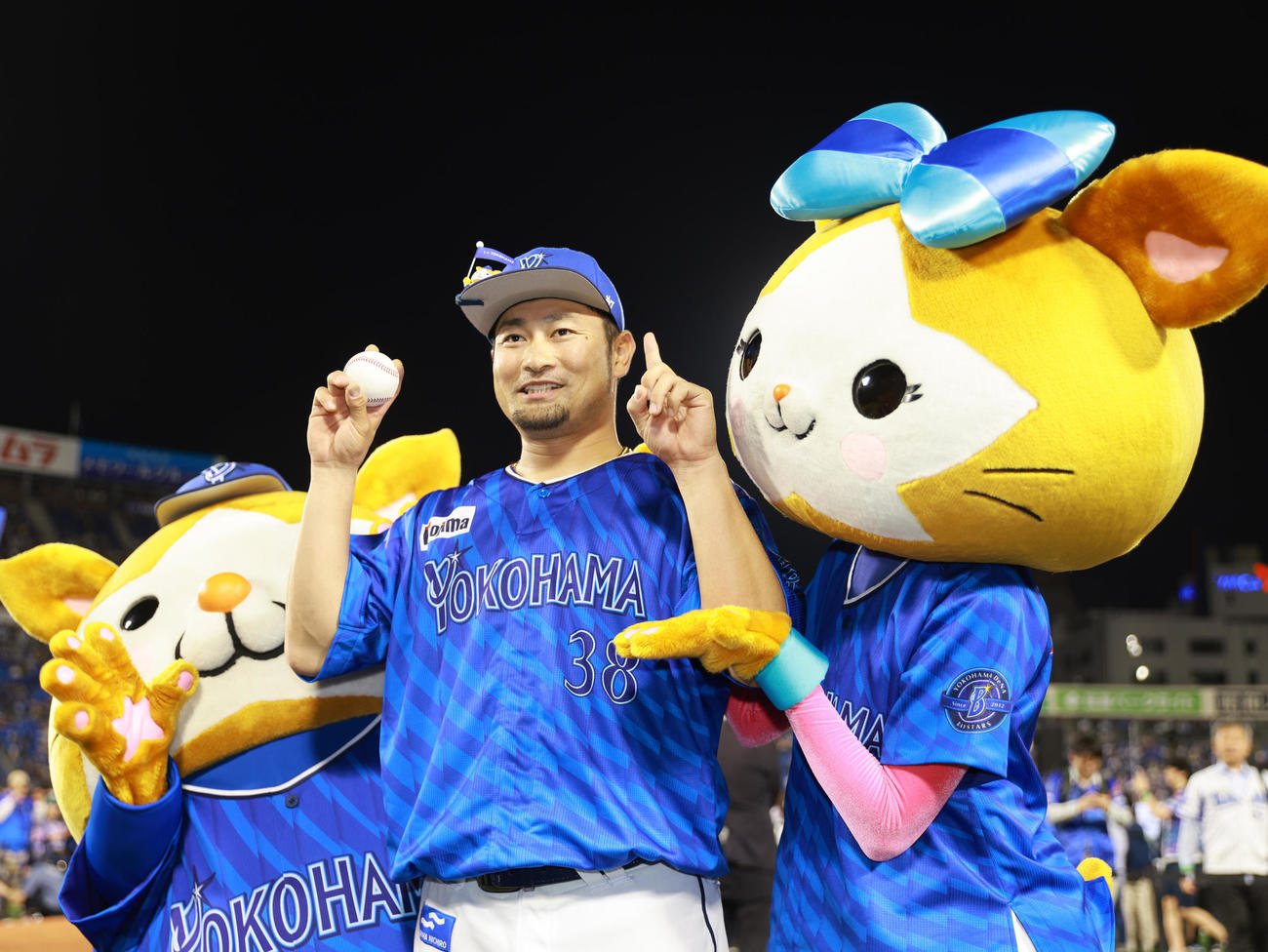 DeNA対巨人　移籍後初勝利のDeNA森唯は勝利球を手に写真に納まる（撮影・垰建太）