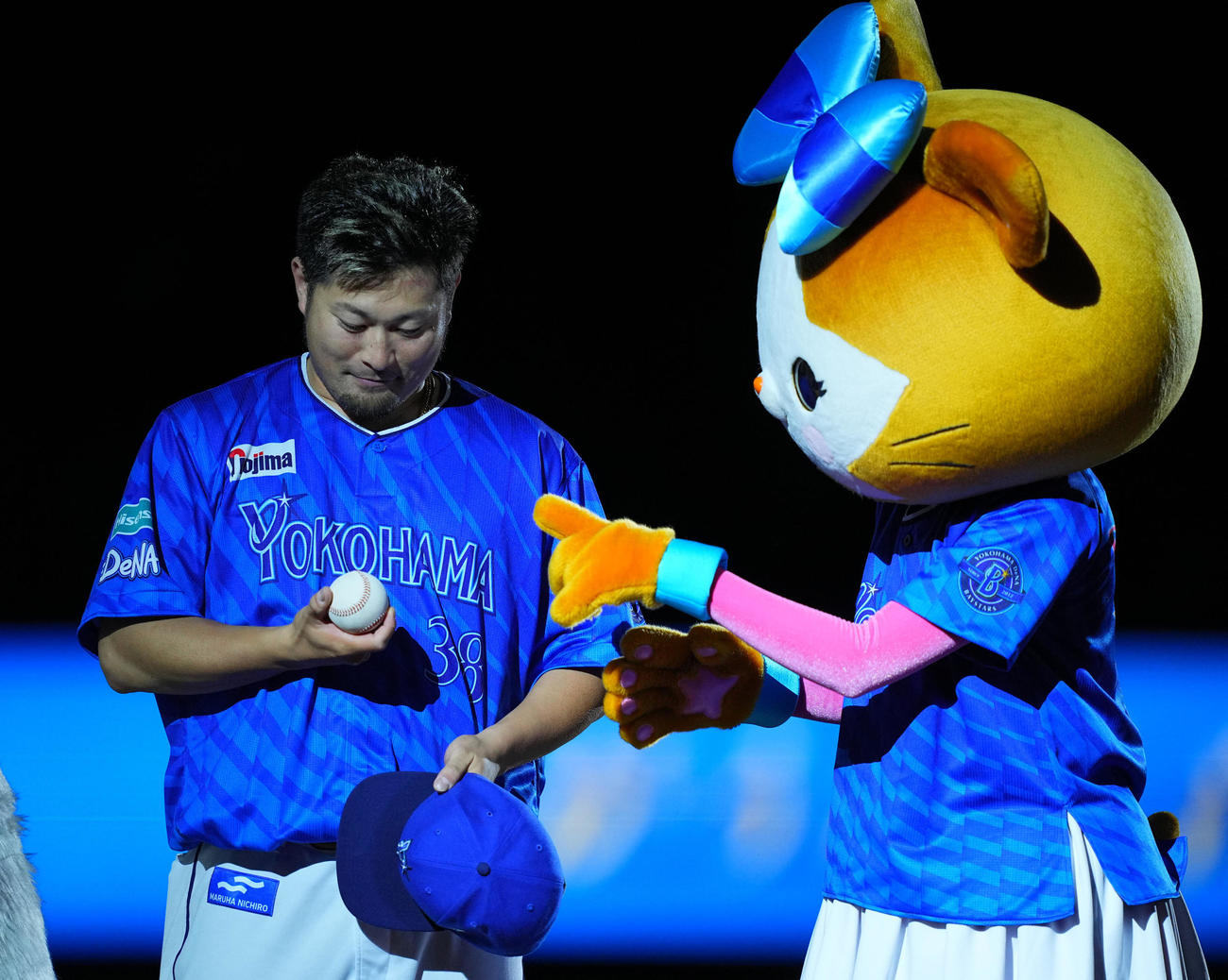 DeNA対巨人　巨人に勝利し移籍後初勝利のDeNA森唯は勝利球をまじまじと見つめる（撮影・垰建太）