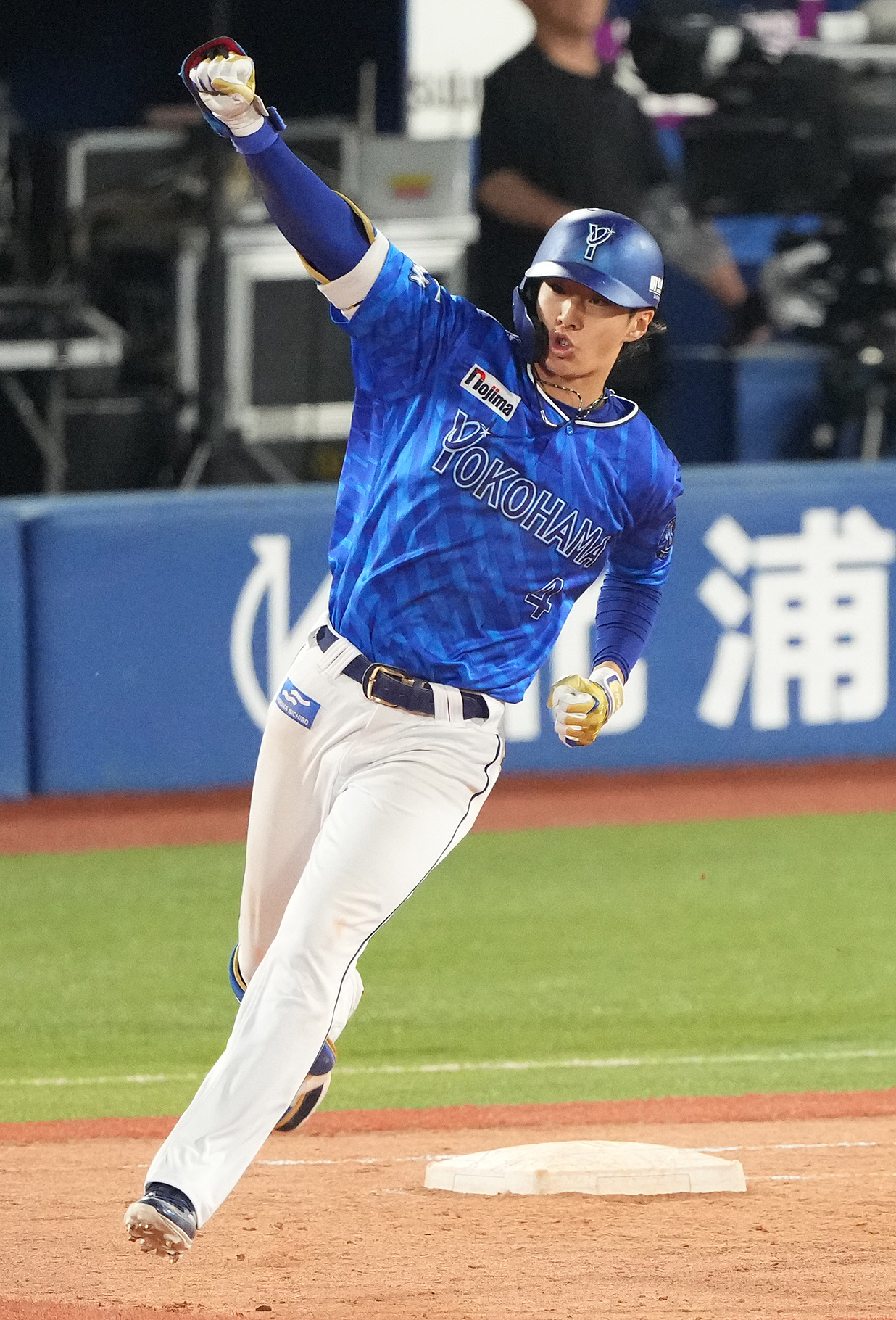 DeNA対巨人　8回裏DeNA2死満塁、右越え満塁本塁打を放ち、ガッツポーズする度会（撮影・鈴木みどり）