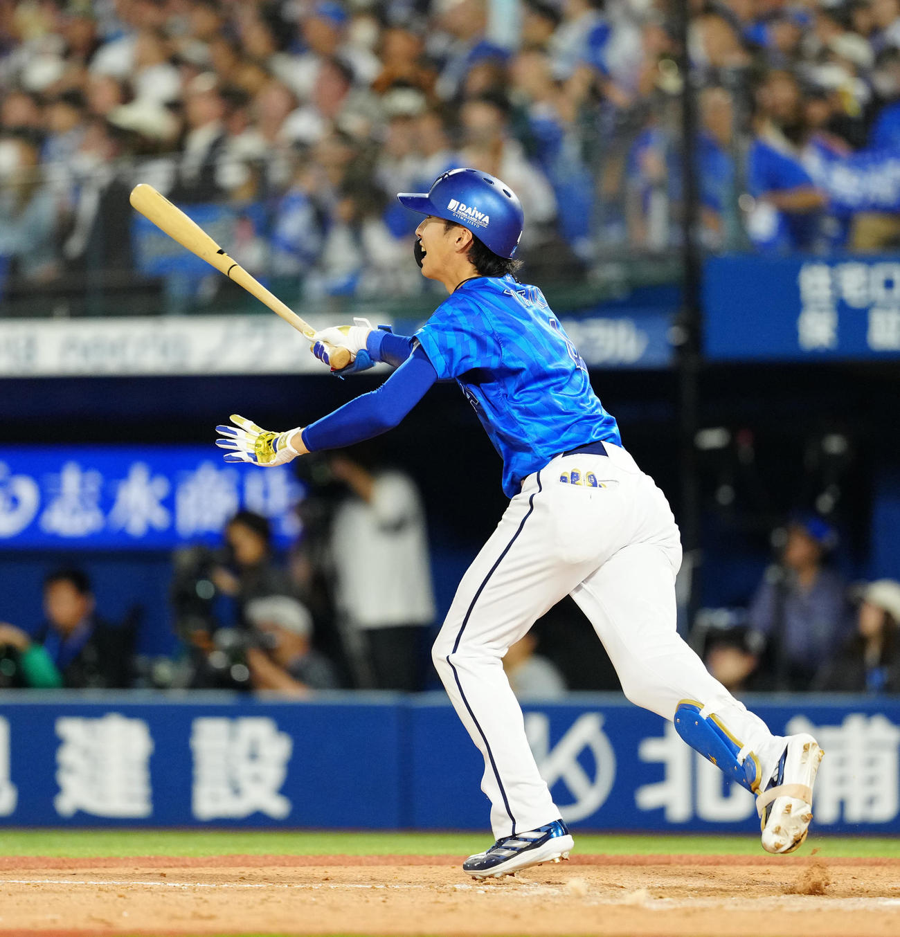 DeNA対巨人　8回裏DeNA2死満塁、満塁本塁打を放つ度会（撮影・江口和貴）
