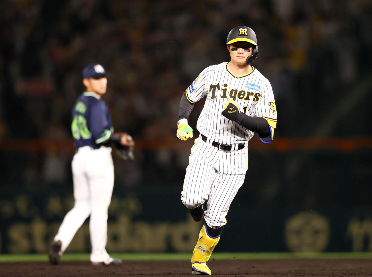 阪神対ヤクルト　4回裏阪神2死、森下は左越えソロ本塁打を放ちダイヤモンドを1周する（撮影・上山淳一）