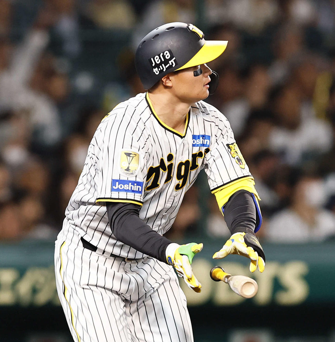阪神対ヤクルト　4回裏阪神2死、森下は左中間に本塁打を放つ（撮影・藤尾明華）