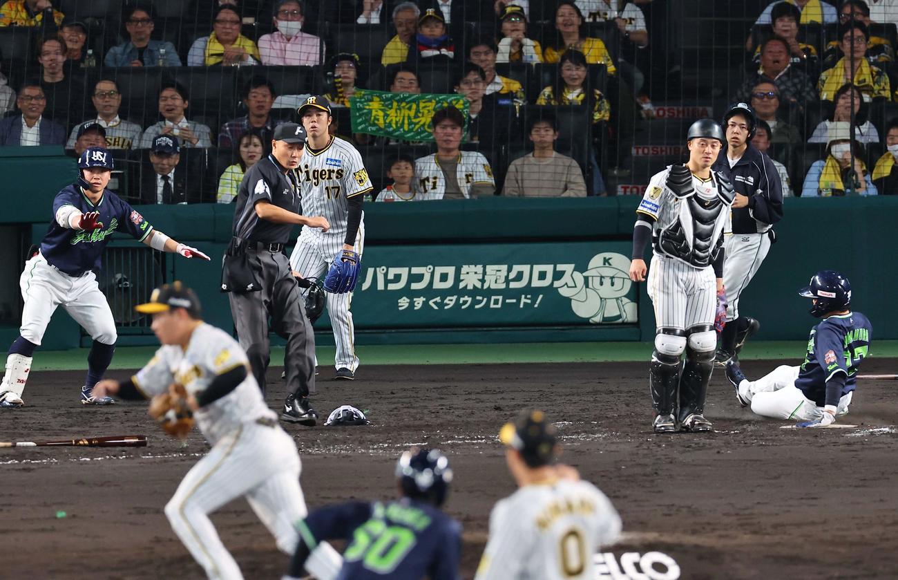 阪神対ヤクルト　4回表ヤクルト無死満塁、青柳（中央後方）は西川の犠飛で中村（右）の生還を許す。手前右は送球失策の木浪（撮影・上田博志）