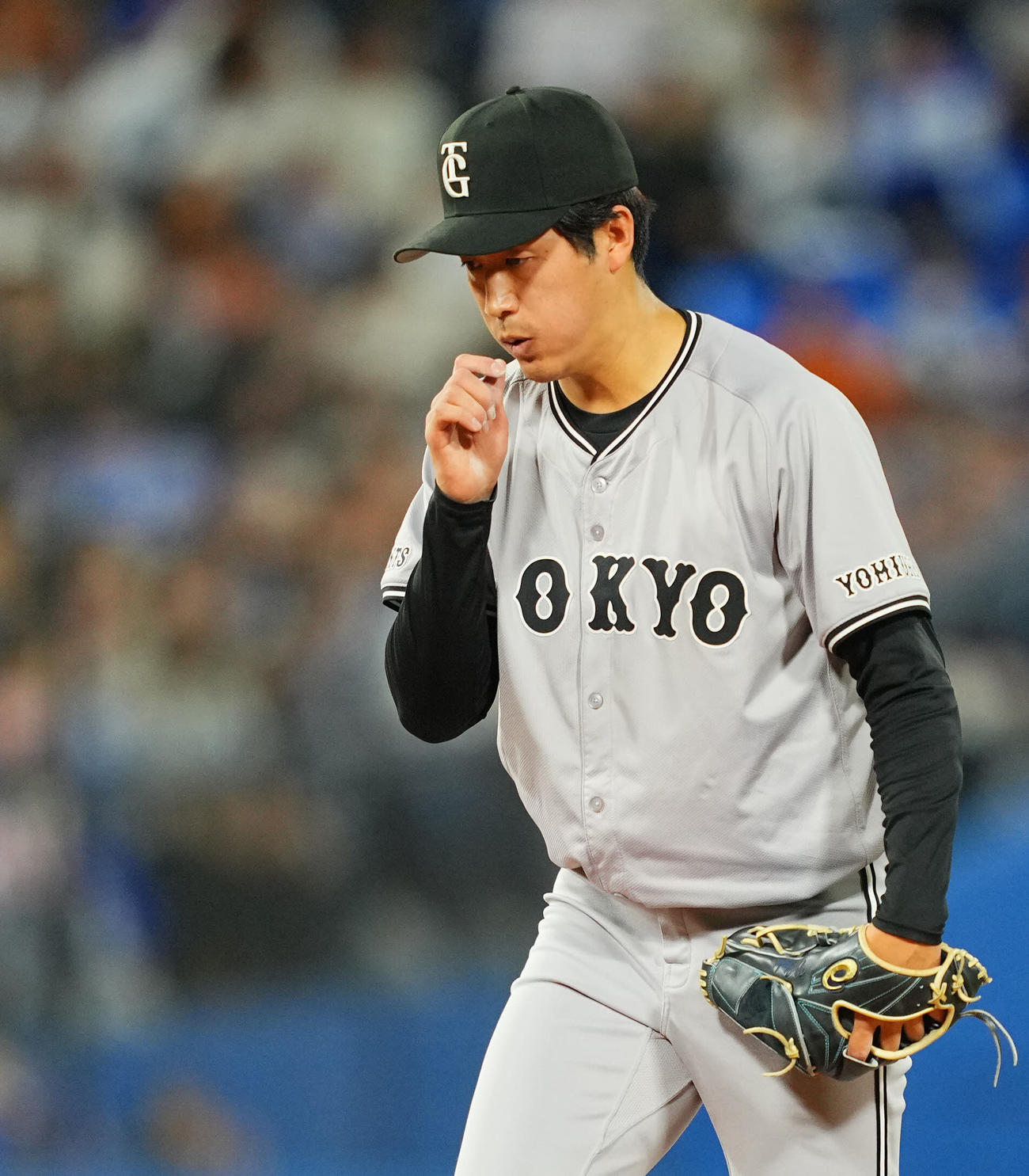 DeNA対巨人　8回裏DeNA1死二塁、牧に適時二塁打を許しうつむく西舘（撮影・垰建太）