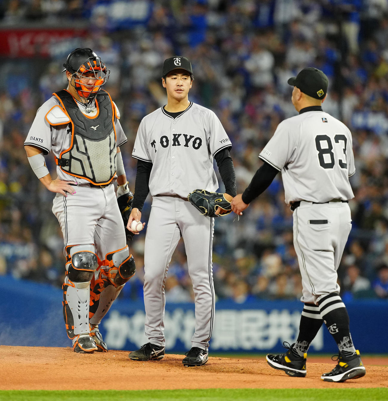 DeNA対巨人　8回裏途中、降板する巨人2番手の西舘（中央）。右は阿部監督、左は捕手大城卓（撮影・江口和貴）
