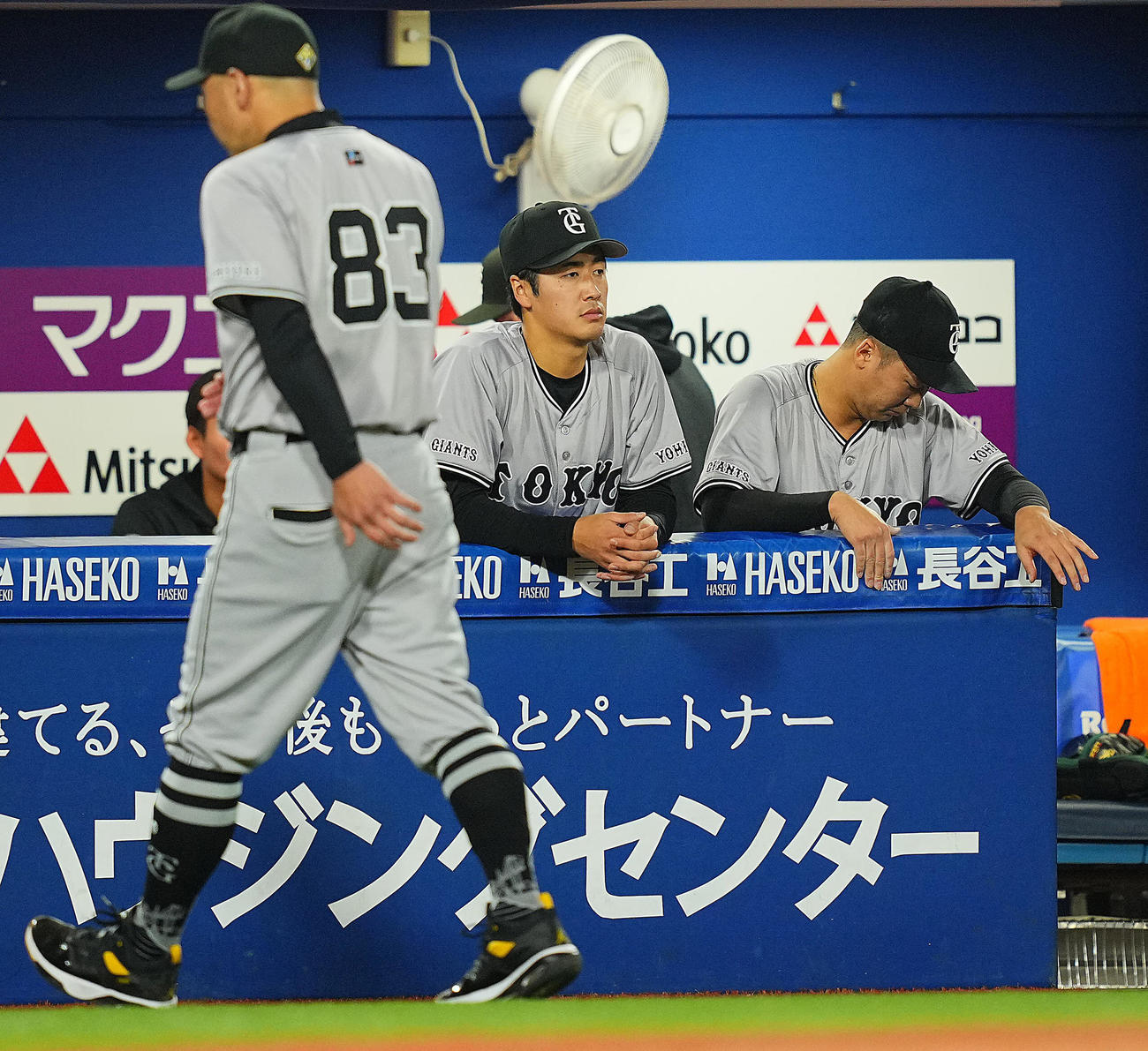 DeNA対巨人　8回裏DeNA2死満塁、投手交代を告げた巨人阿部監督を横目にさえない表情の西舘（中央）、船迫（撮影・垰建太）