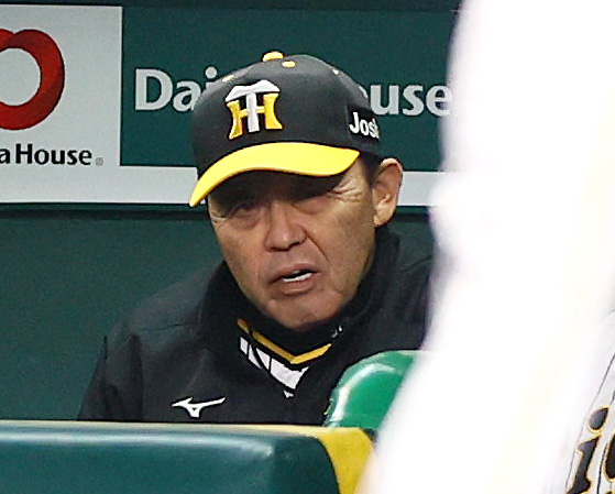 阪神対ヤクルト　4回表ヤクルト無死満塁、岡田監督は西川の中犠飛から遊撃手木浪が悪送球と守備が乱れ、渋い表情を見せる（撮影・上山淳一）