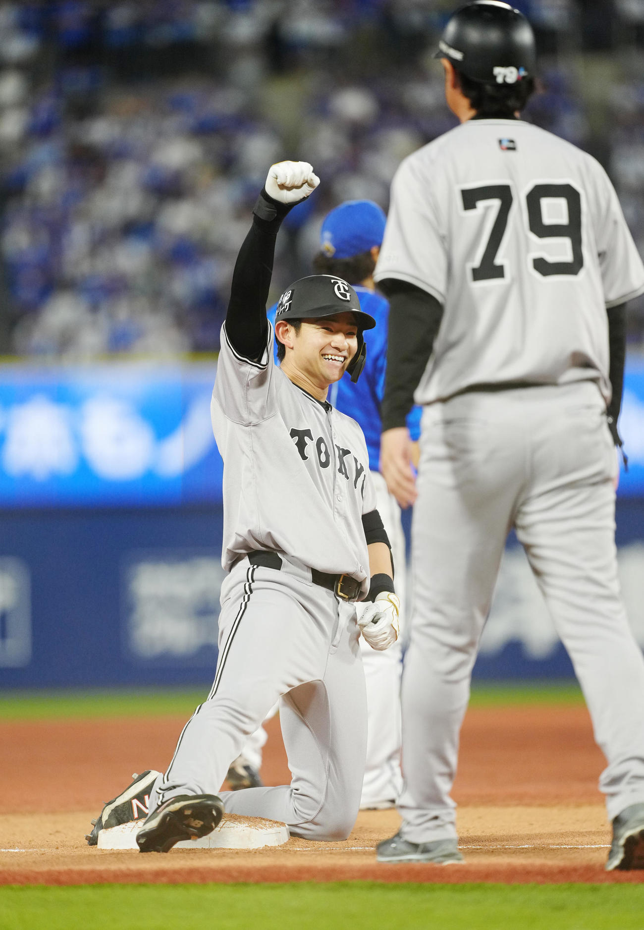 DeNA対巨人　7回表巨人1死、三塁打でガッツポーズを見せる萩尾（撮影・江口和貴）