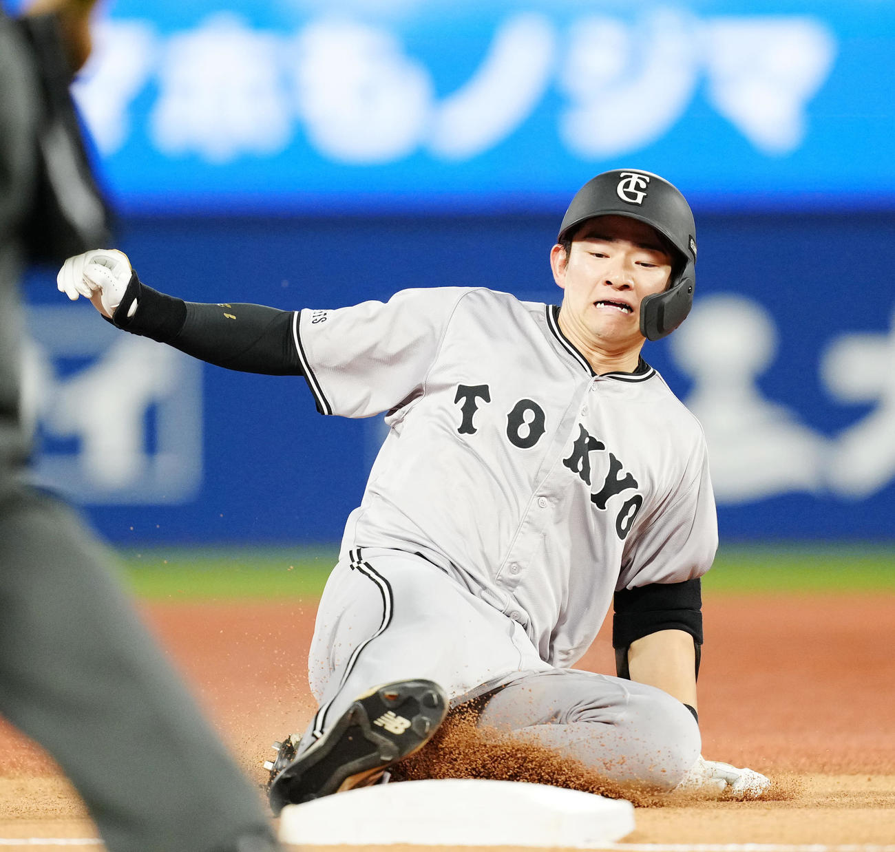 DeNA対巨人　7回表巨人1死、三塁打で滑り込む萩尾（撮影・江口和貴）