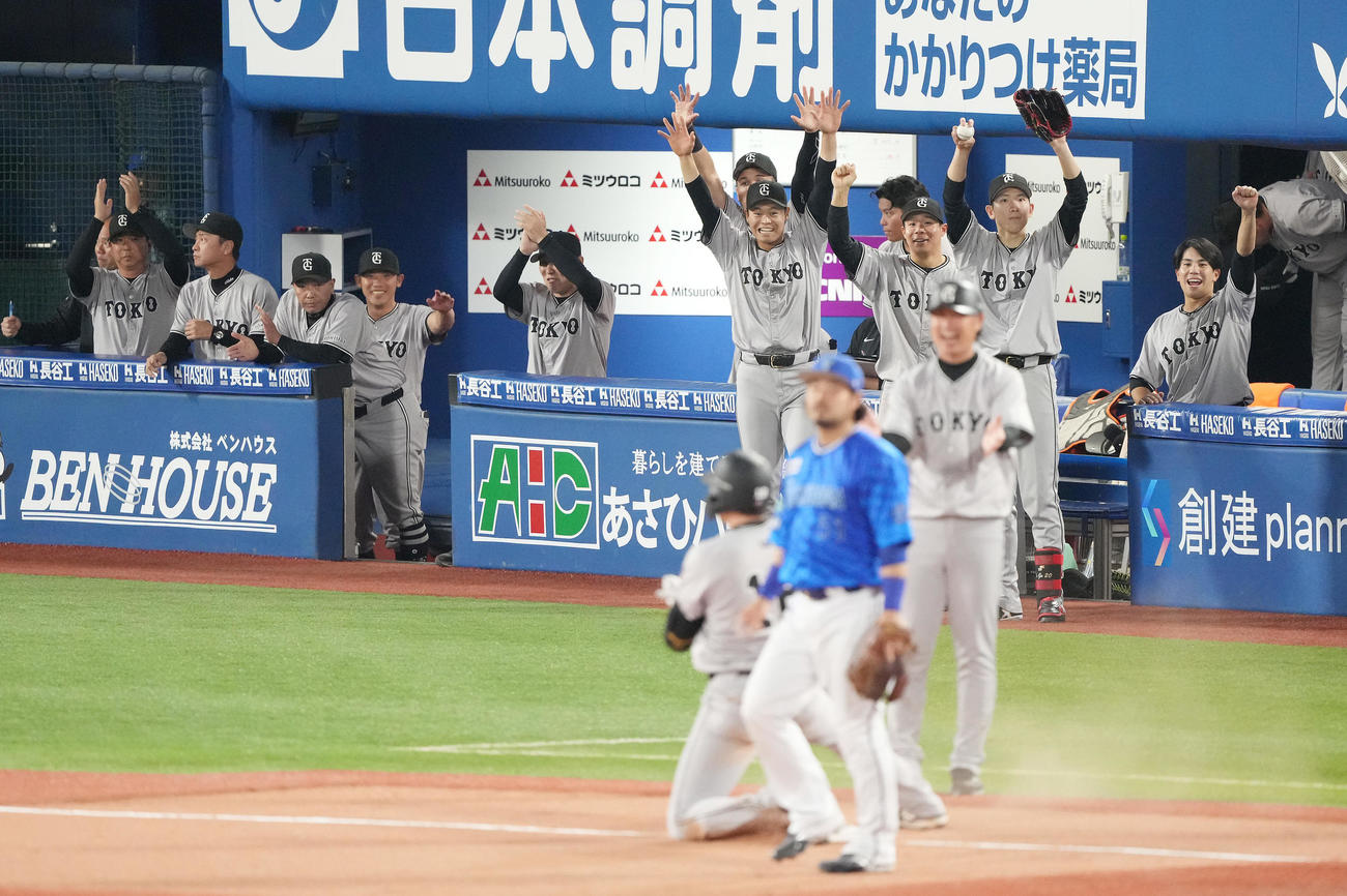DeNA対巨人　7回表巨人1死、萩尾の中三塁打に盛り上がる戸郷（右から2人目）らベンチ（撮影・鈴木みどり）