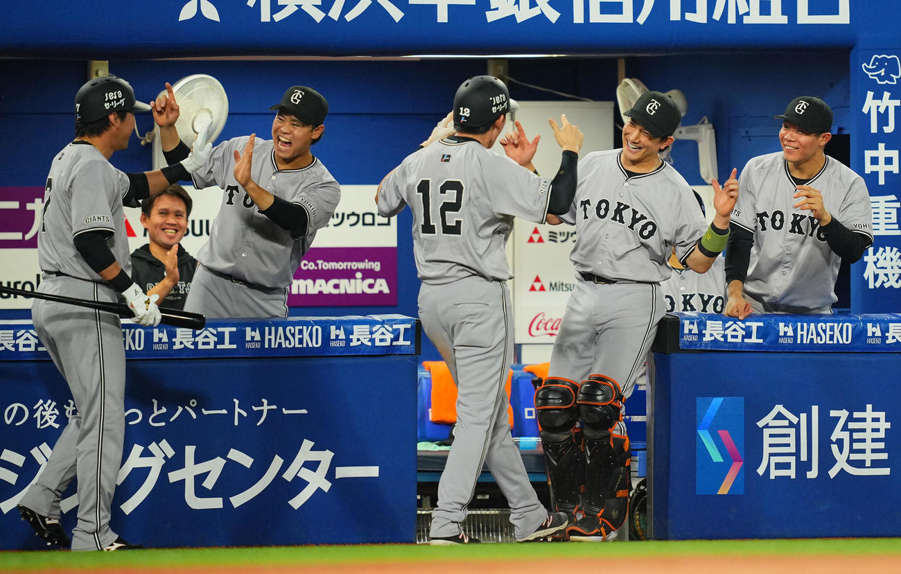 DeNA対巨人　7回表巨人1死三塁、吉川の適時打で生還した萩尾（中央）をポーズを決めながら出迎える小林（右から2人目）ら（撮影・垰建太）