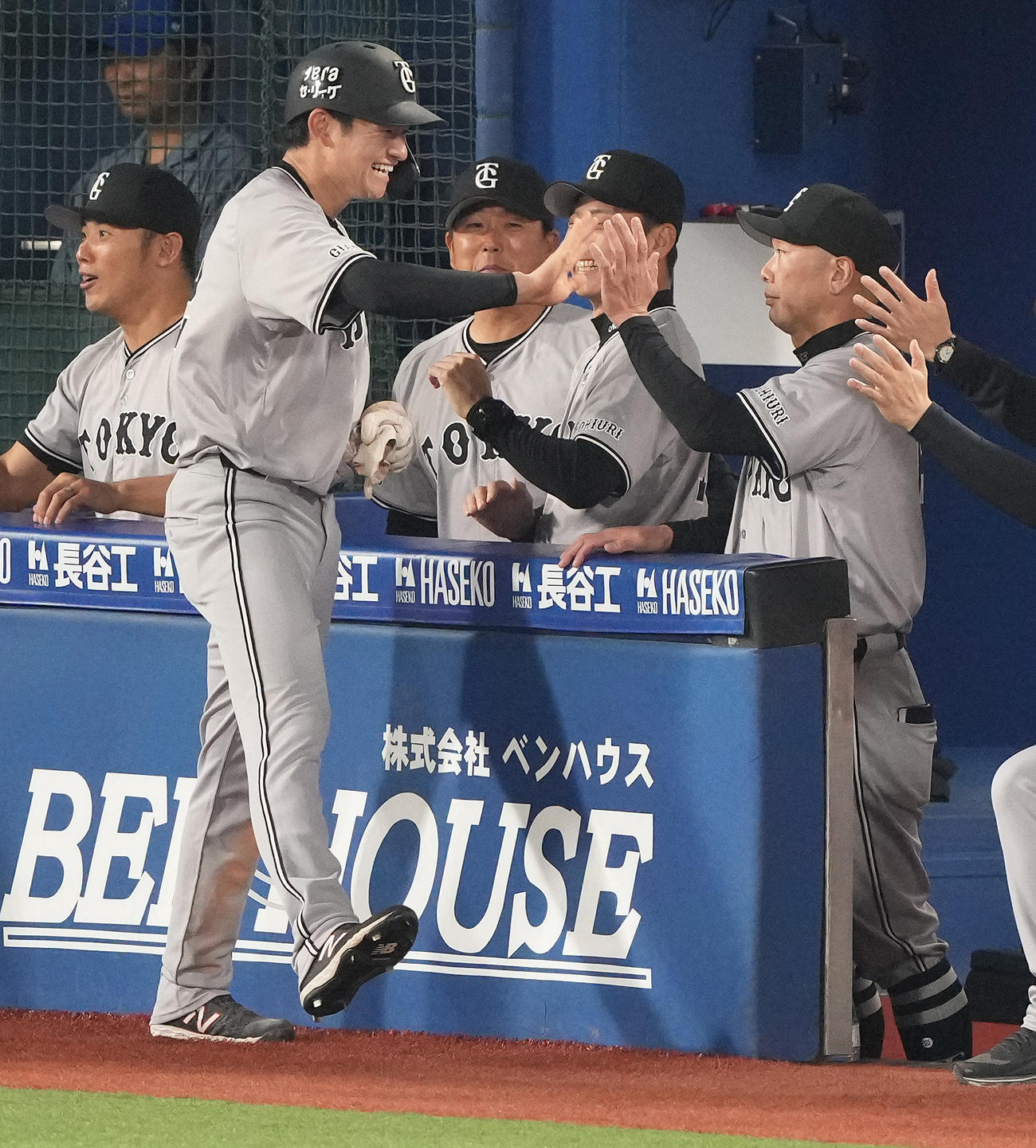 DeNA対巨人　7回表巨人1死三塁、吉川の右前適時打で生還した萩尾（左手前）を迎える阿部監督（右）（撮影・鈴木みどり）
