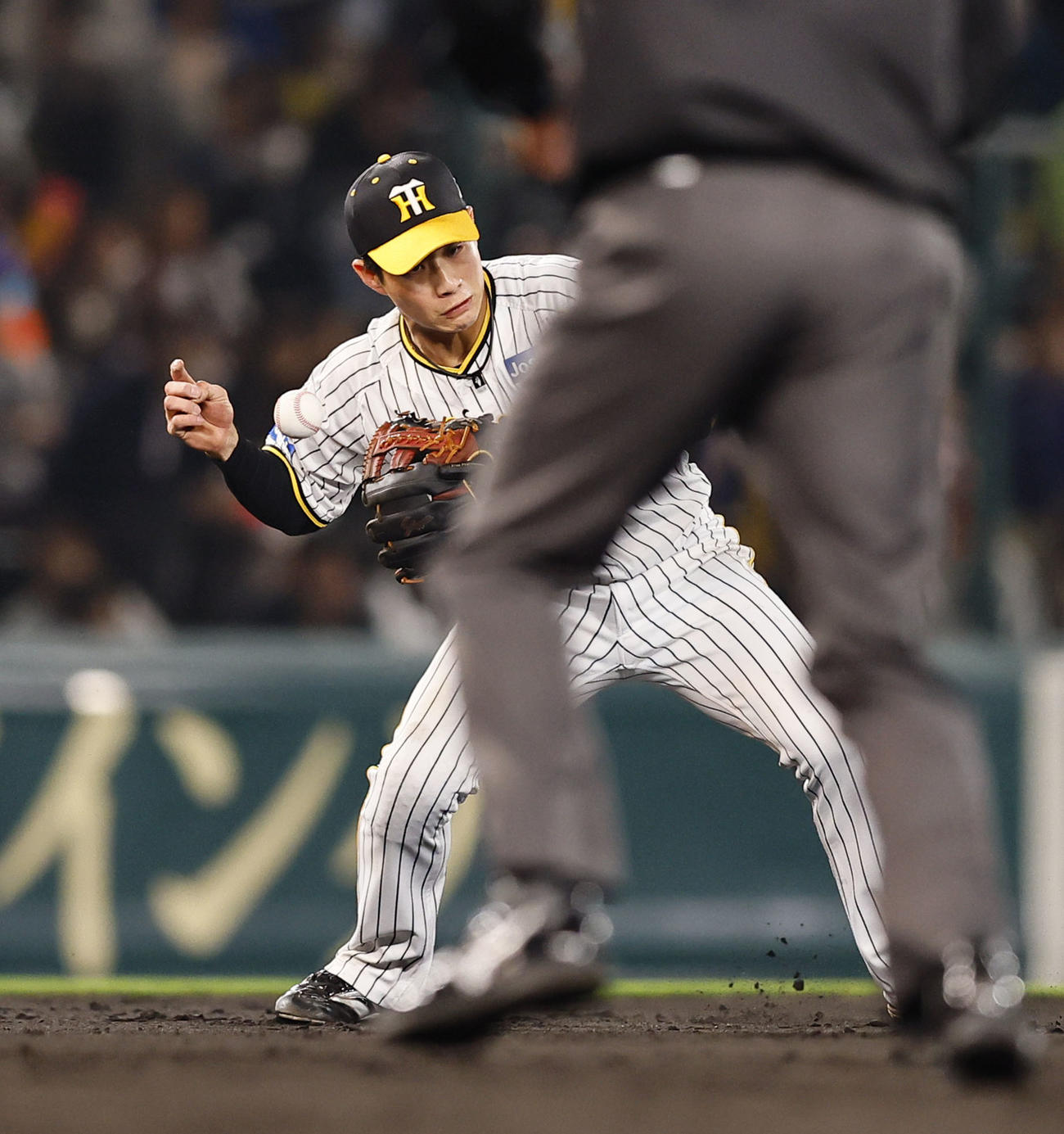 阪神対ヤクルト　4回表ヤクルト無死一、二塁、武岡の打球をファンブルする木浪（撮影・藤尾明華）