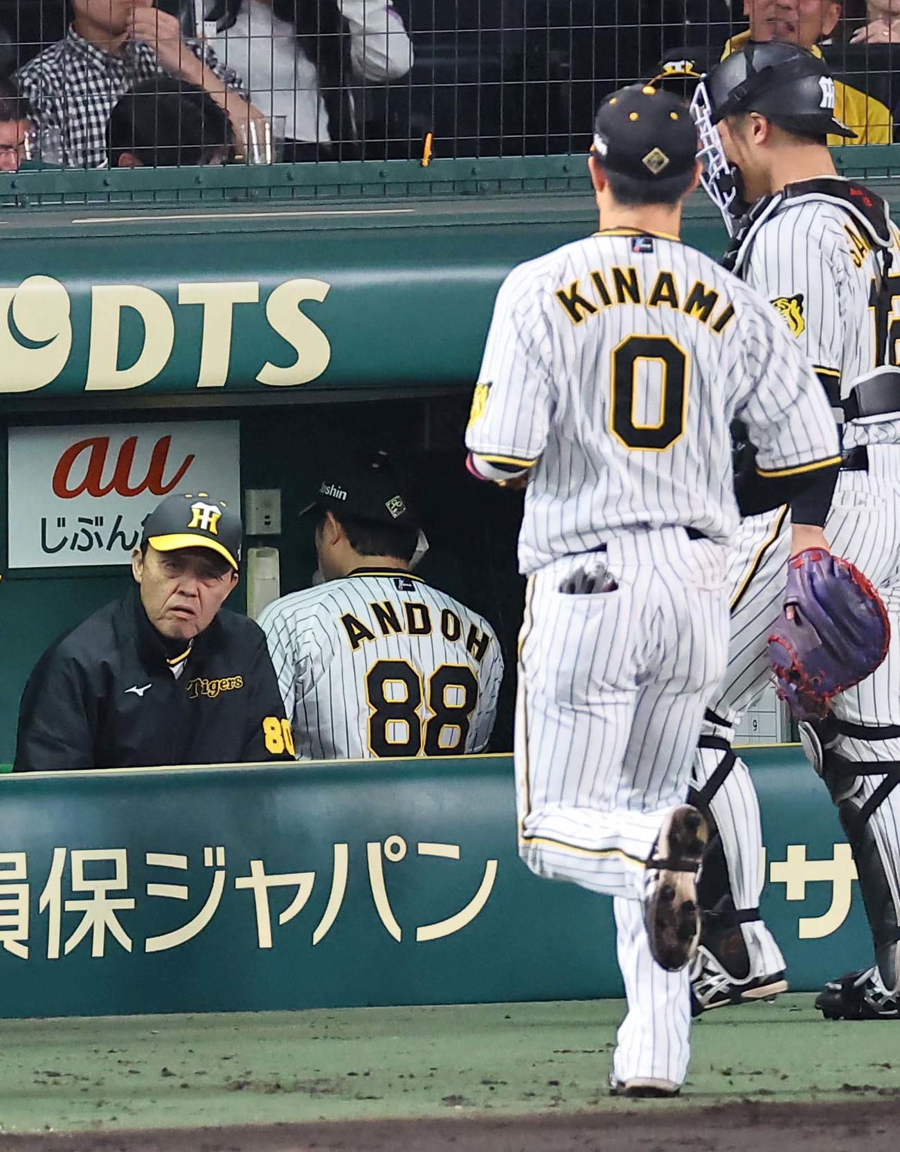 阪神対ヤクルト　4回、ベンチで厳しい表情を見せる岡田監督。右は遊失した木浪（撮影・上田博志）