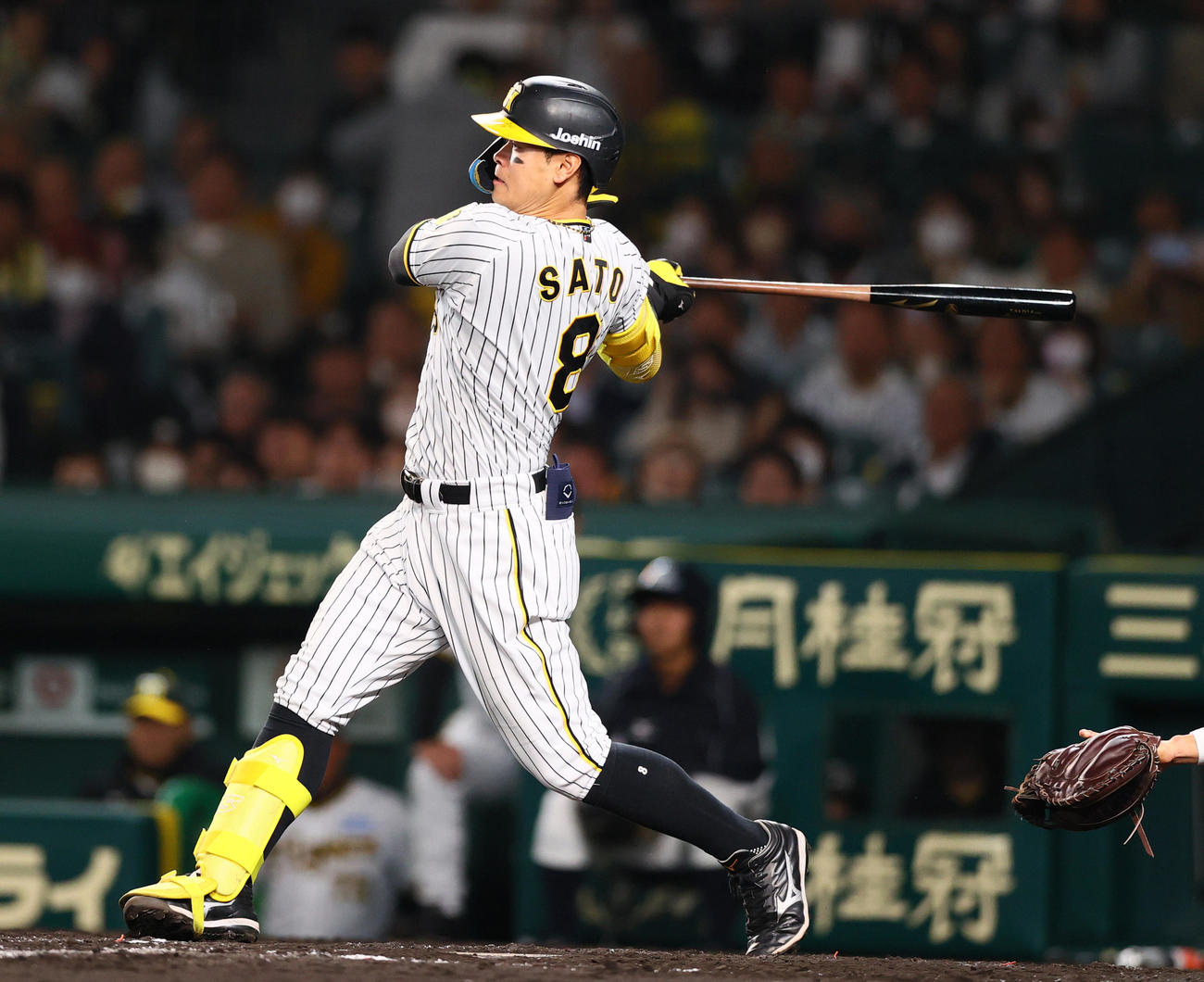 阪神対ヤクルト　5回裏阪神無死一塁、佐藤輝は右前打を放つ（撮影・上山淳一）