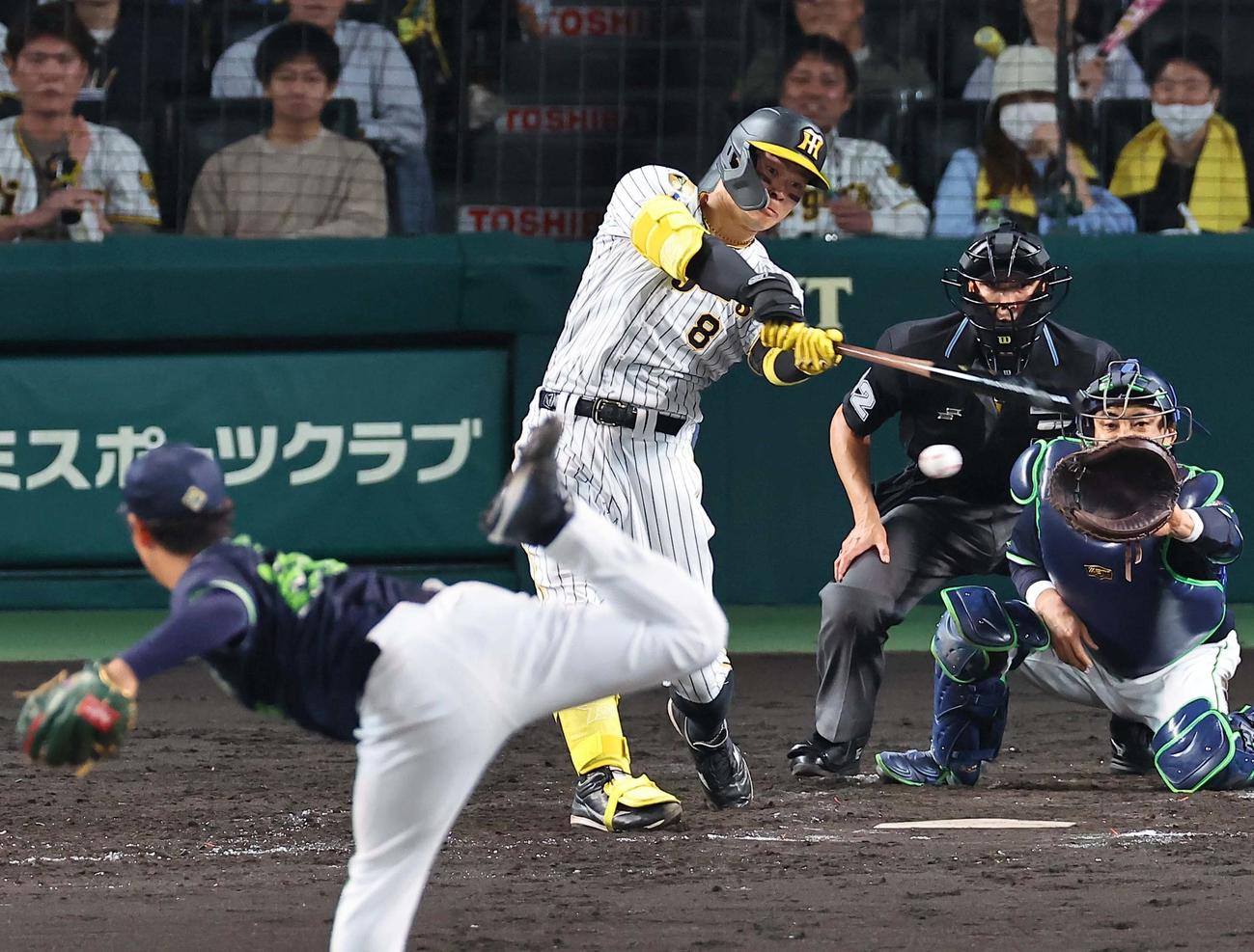 阪神対ヤクルト　5回裏阪神無死一塁、佐藤輝は右前打を放つ（撮影・上田博志）