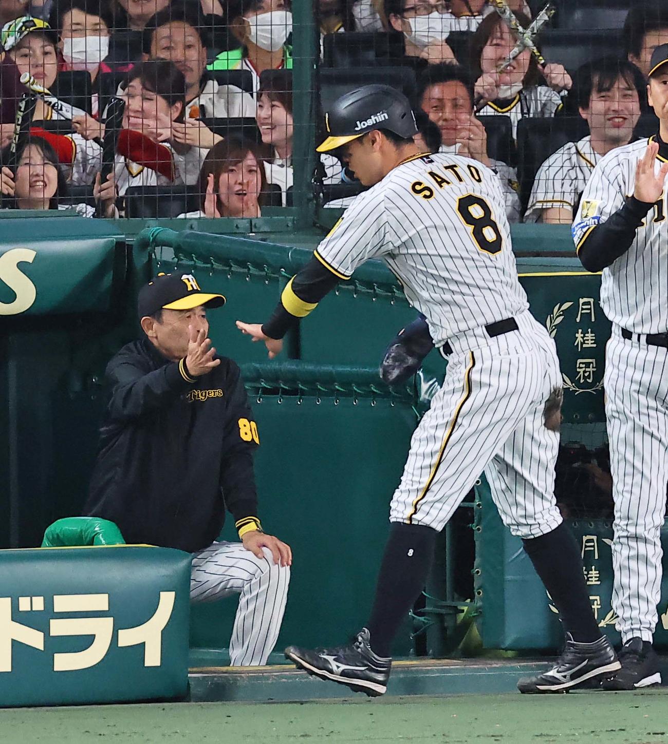 阪神対ヤクルト　5回裏阪神2死一、二塁、岡田監督（左）は糸原の適時打で生還した佐藤輝をハイタッチで出迎える（撮影・上田博志）