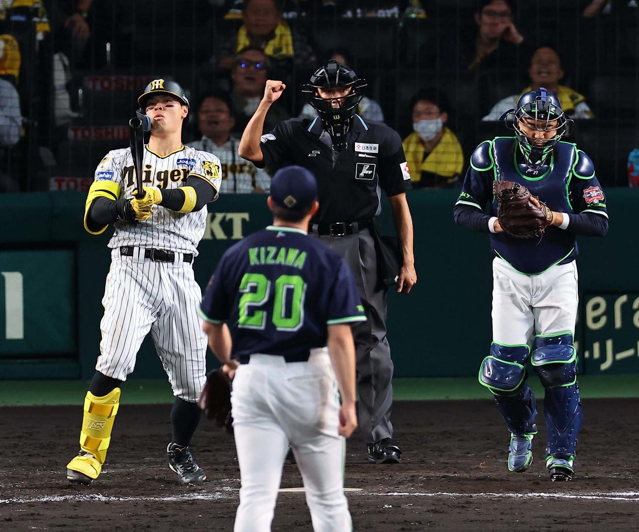 阪神対ヤクルト　9回裏阪神2死一塁、佐藤輝は三振に倒れる（撮影・上田博志）