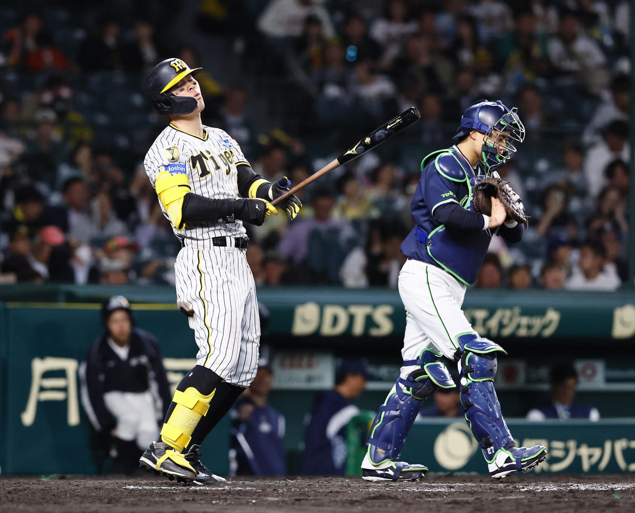 阪神対ヤクルト　9回裏阪神2死一塁、三振に倒れ試合終了となった佐藤輝（左）。捕手中村（撮影・藤尾明華）