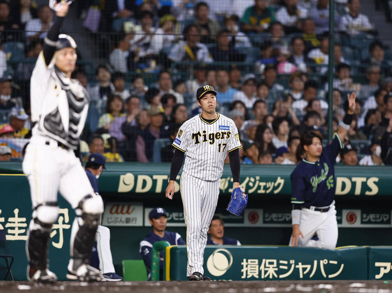阪神対ヤクルト　2回表ヤクルト1死一、二塁、中村に右越えの先制適時二塁打を許した青柳（中央）（撮影・藤尾明華）