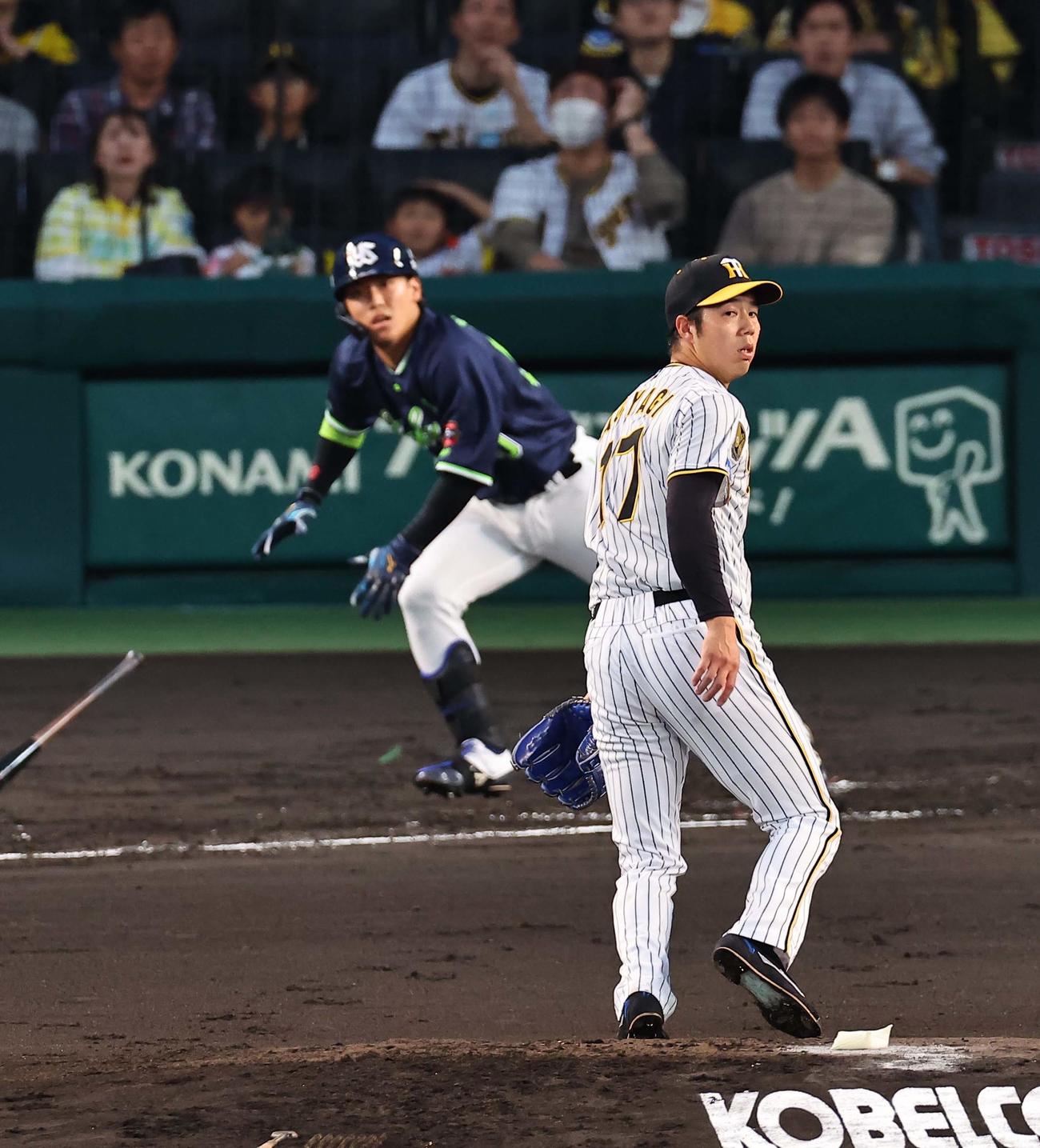 阪神対ヤクルト　2回表ヤクルト1死二、三塁、青柳は武岡に左犠飛を打たれ追加点を奪われる（撮影・上田博志）
