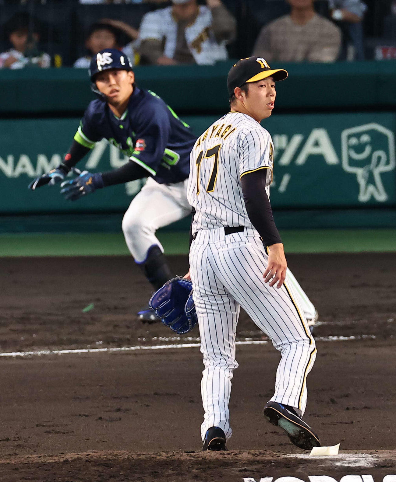 阪神対ヤクルト　2回表ヤクルト1死二、三塁、青柳は武岡に左犠飛を打たれ2得点目を許す（撮影・上田博志）