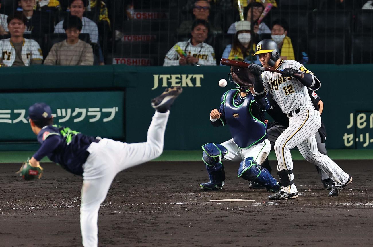 阪神対ヤクルト　5回裏阪神無死一、二塁、坂本は送りバントに失敗する（撮影・上田博志）