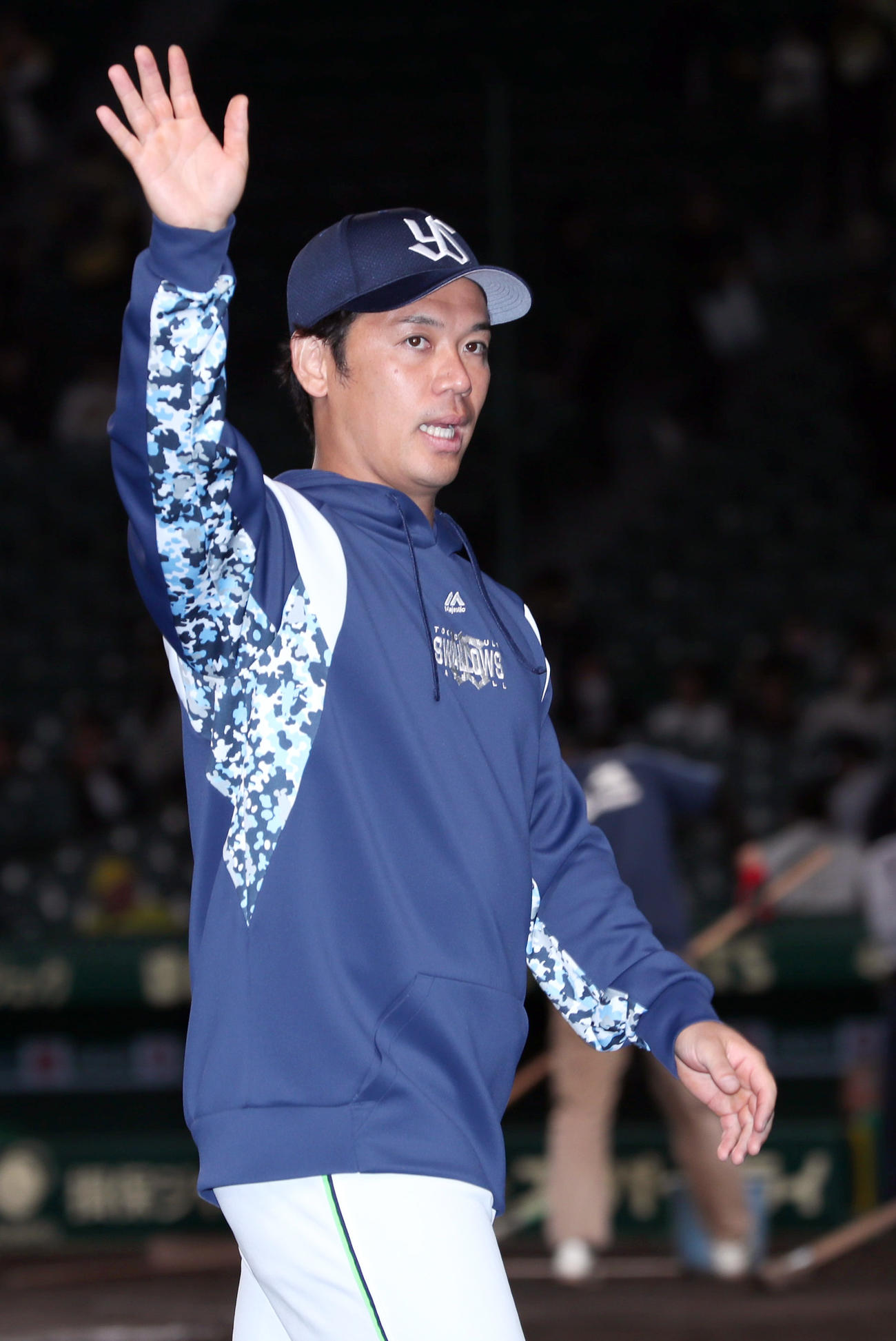 阪神対ヤクルト　ファンの歓声に手を振って応えるヤクルト小川（撮影・上山淳一）