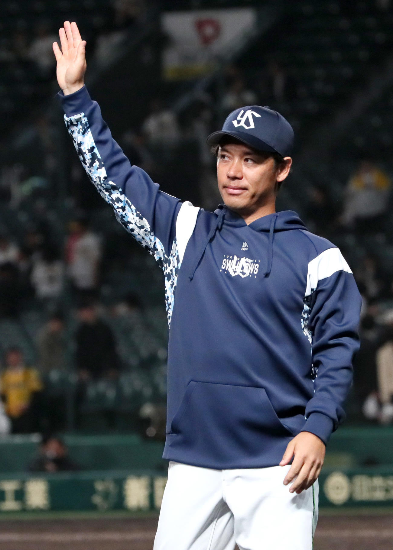 阪神対ヤクルト　ファンの歓声に手を振って応えるヤクルト小川（撮影・上山淳一）
