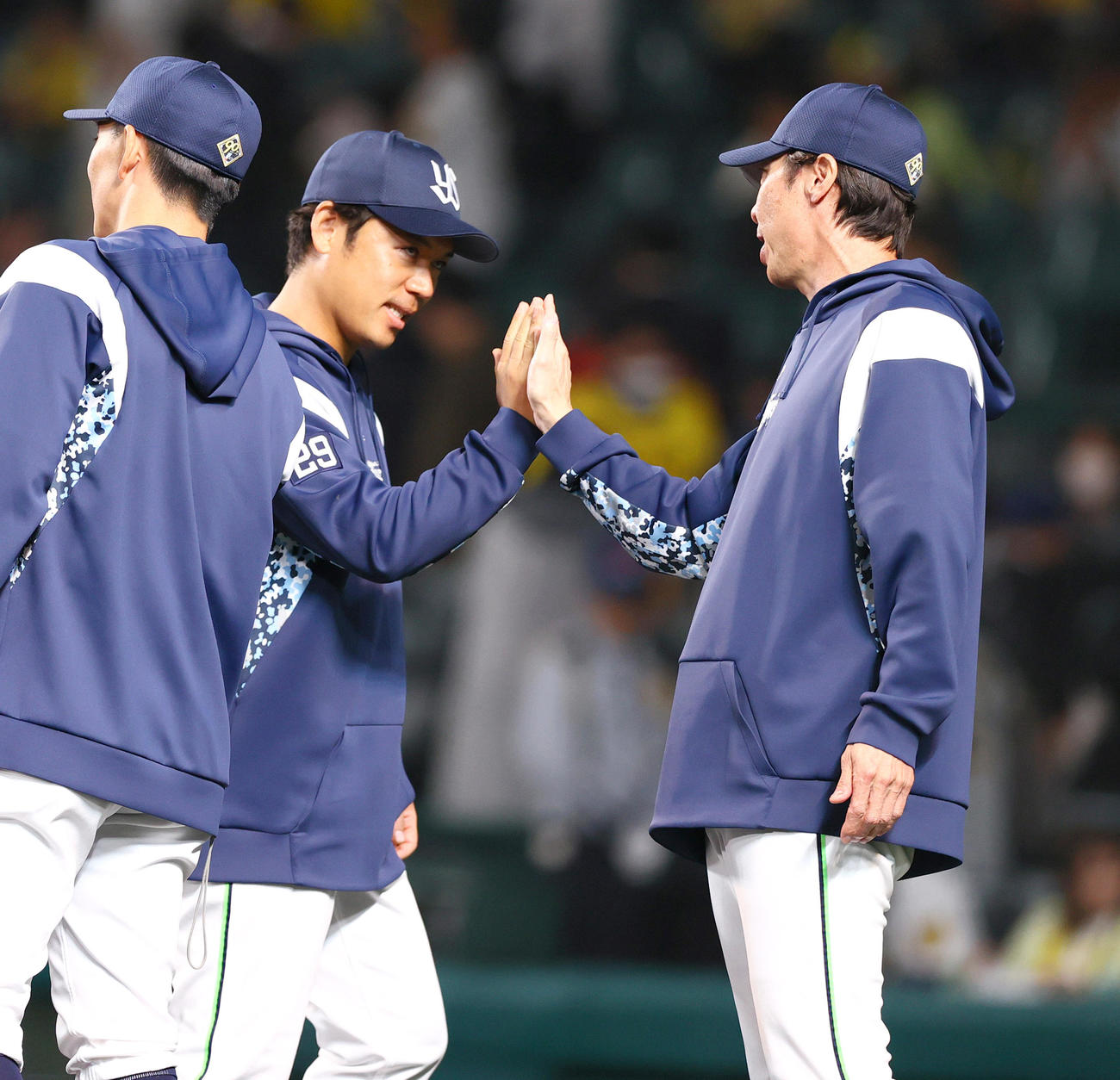 阪神対ヤクルト　ヤクルト高津監督（右）は勝利投手の小川とタッチをかわす（撮影・上山淳一）