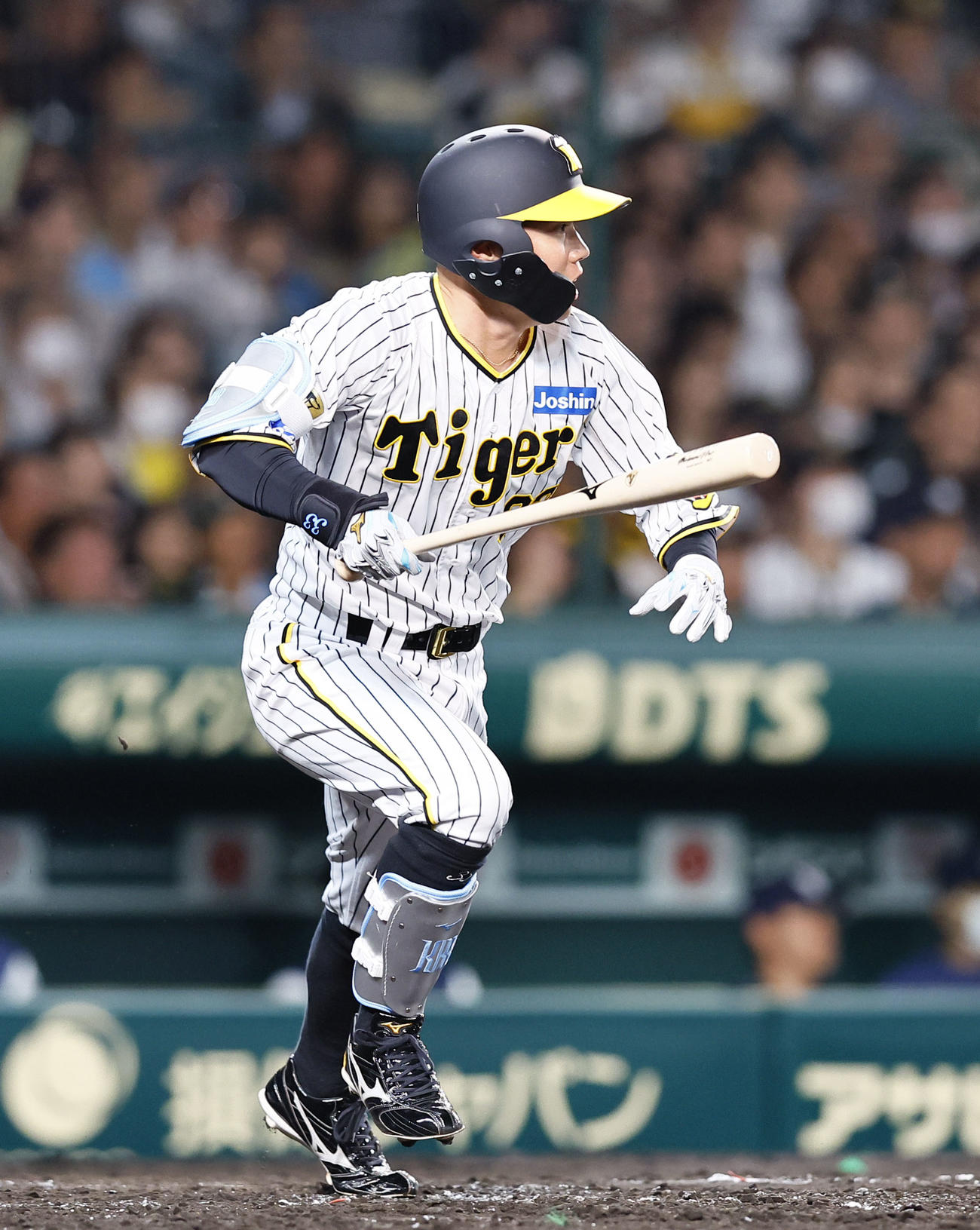 阪神対ヤクルト　5回裏阪神2死一、二塁、代打糸原は中前適時打を放つ（撮影・藤尾明華）