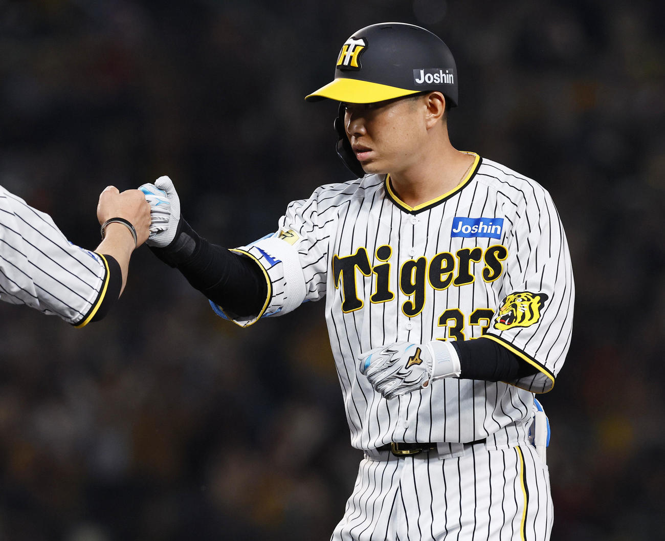 阪神対ヤクルト　5回裏阪神2死一、二塁、代打糸原は中前適時打を放ちグータッチを交わす（撮影・藤尾明華）
