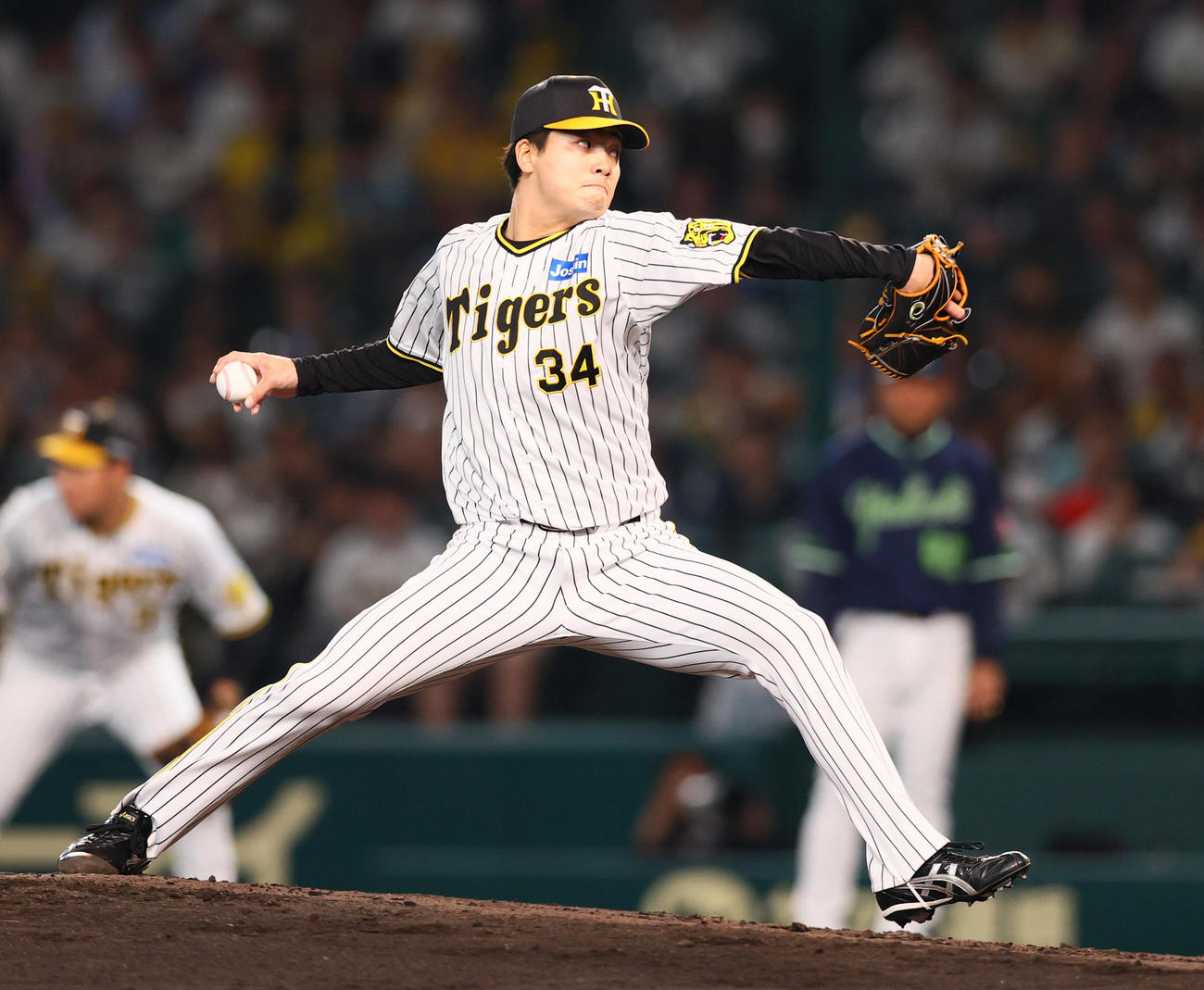阪神対ヤクルト　4回途中、阪神2番手で登板の漆原（撮影・上山淳一）