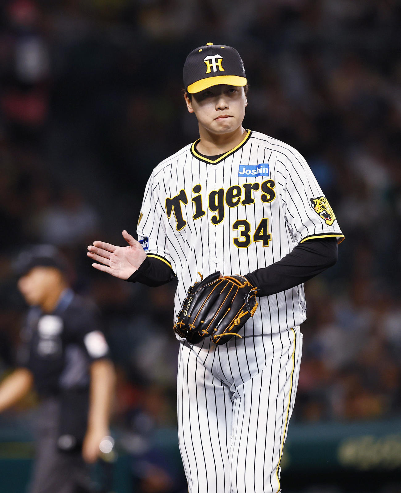 阪神対ヤクルト　4回表ヤクルト2死一、三塁、村上を二ゴロに打ち取りグラブをたたく漆原（撮影・藤尾明華）