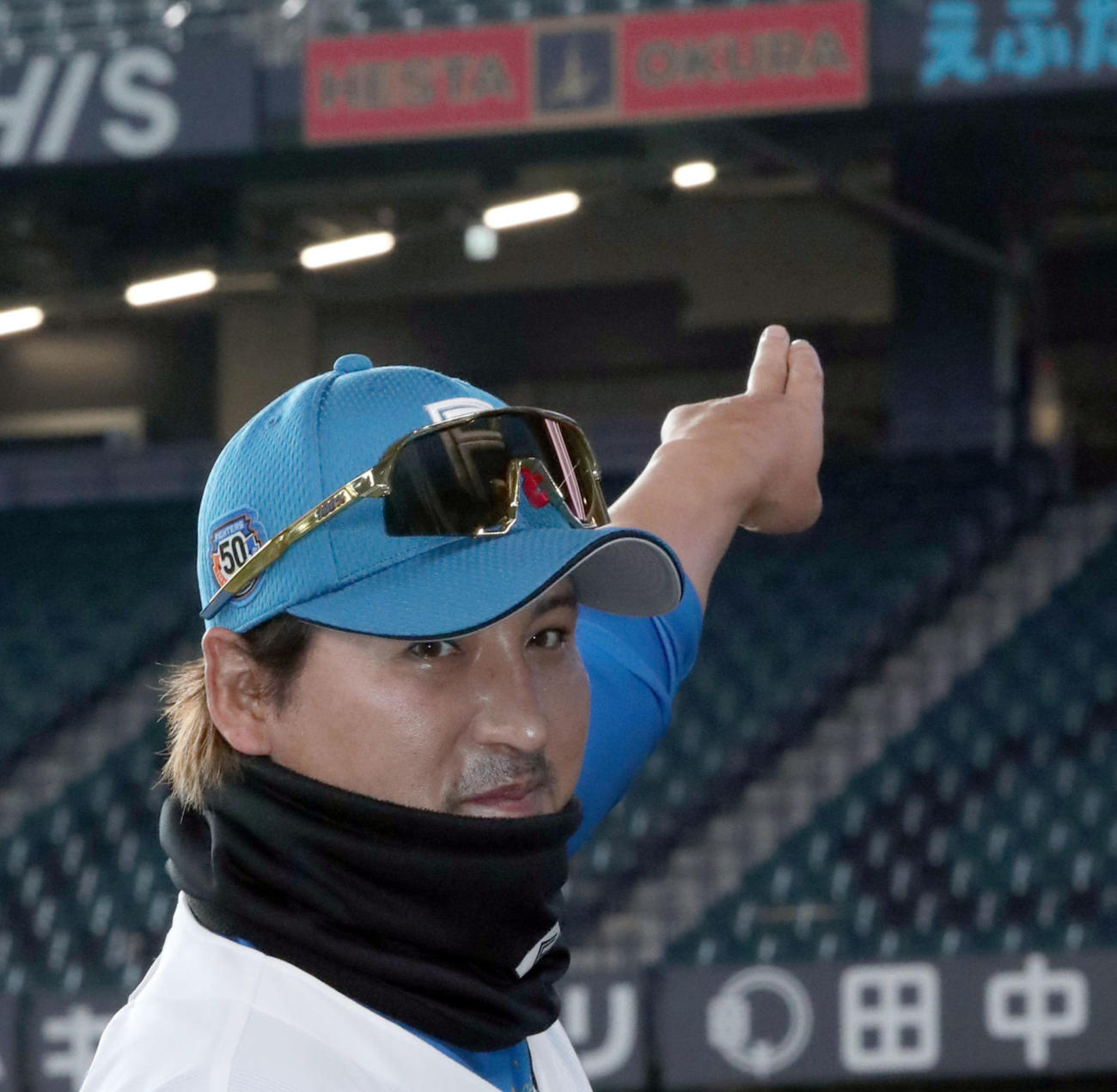 日本ハム対オリックス　ライトスタンドに設置された「111ホームラン賞」の看板を指さす日本ハム新庄監督（撮影・佐藤翔太）
